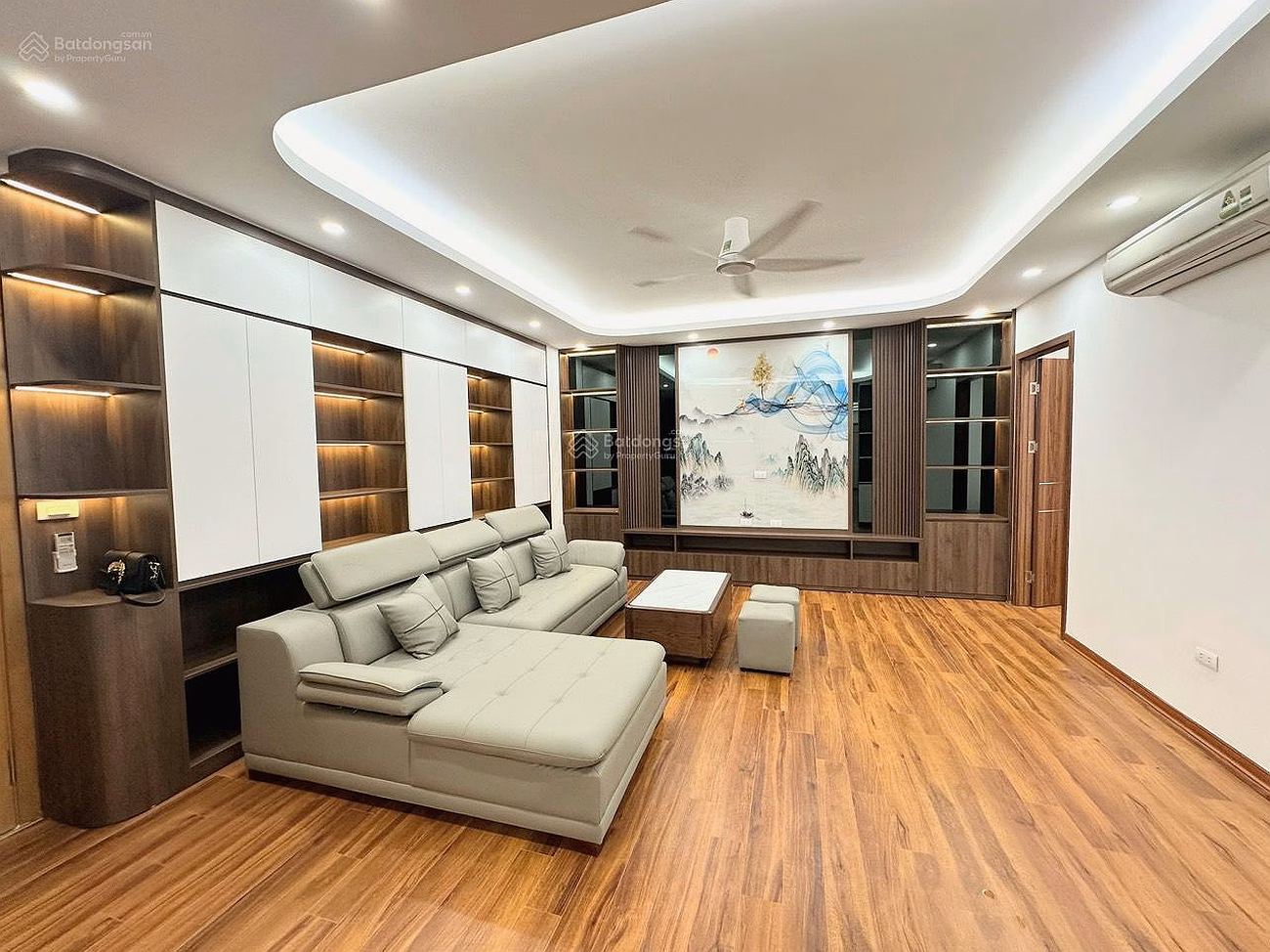 Very good price, 3 bedrooms, building 137 Nguyen Ngoc Vu, right on Le Van Luong - Lang Ha. Area 80m2, 3 bedrooms, fully furnished