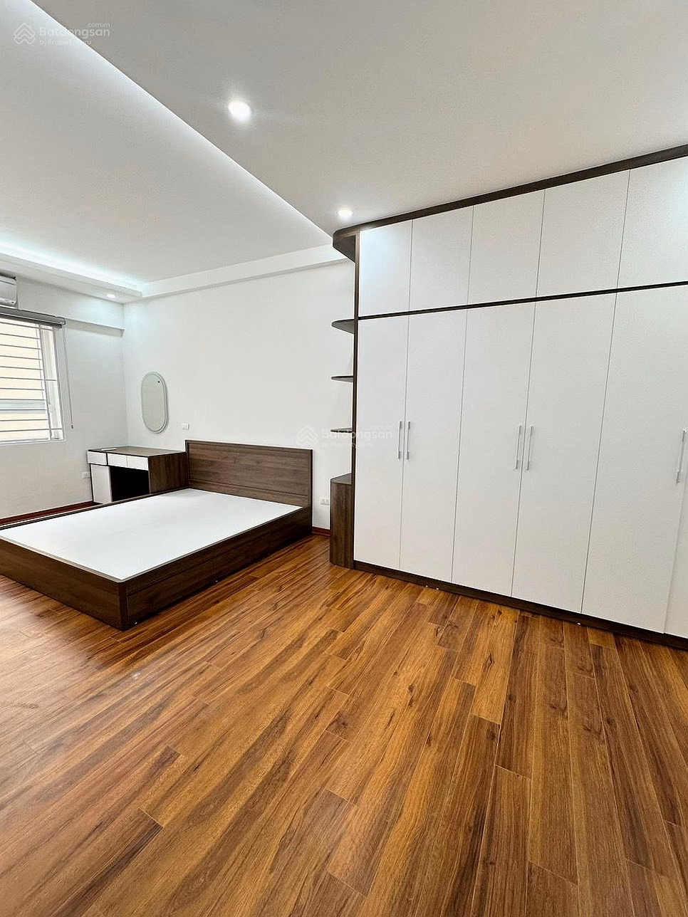Very good price, 3 bedrooms, building 137 Nguyen Ngoc Vu, right on Le Van Luong - Lang Ha. Area 80m2, 3 bedrooms, fully furnished