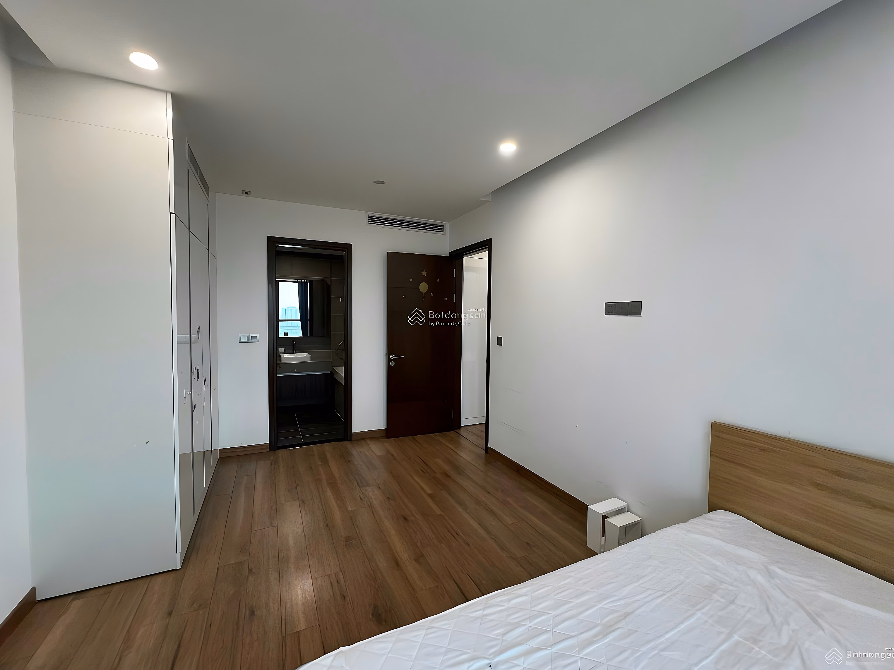 Great price! The owner is willing to sell the 2-bedroom, 2-bedroom apartment, 83m2, fully furnished, red book for only 9.25 billion