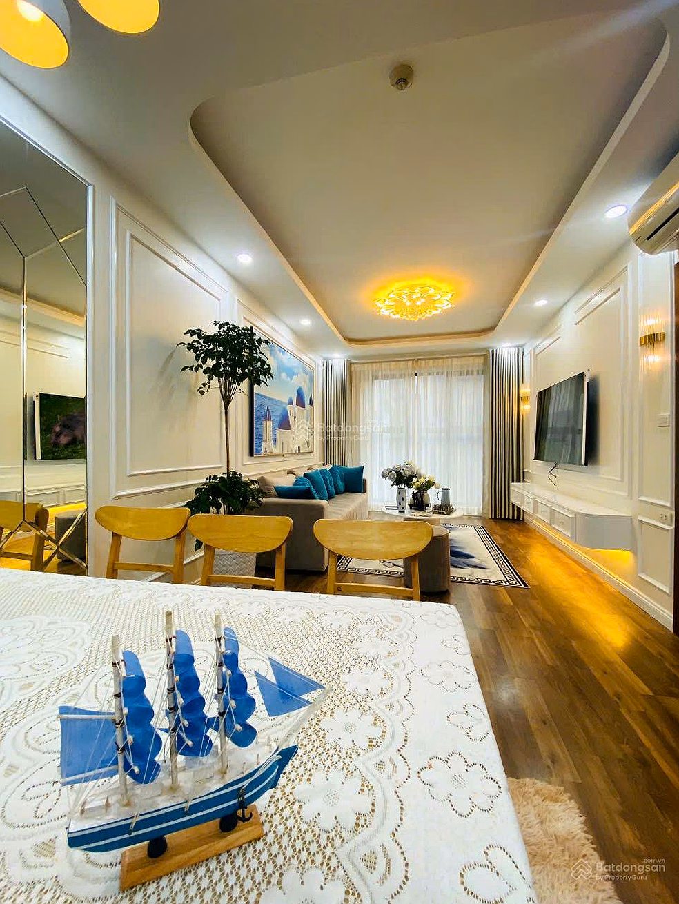 Owner sells apartment 0309, 3rd floor, building R2 Goldmark City, 136 Ho Tung Mau