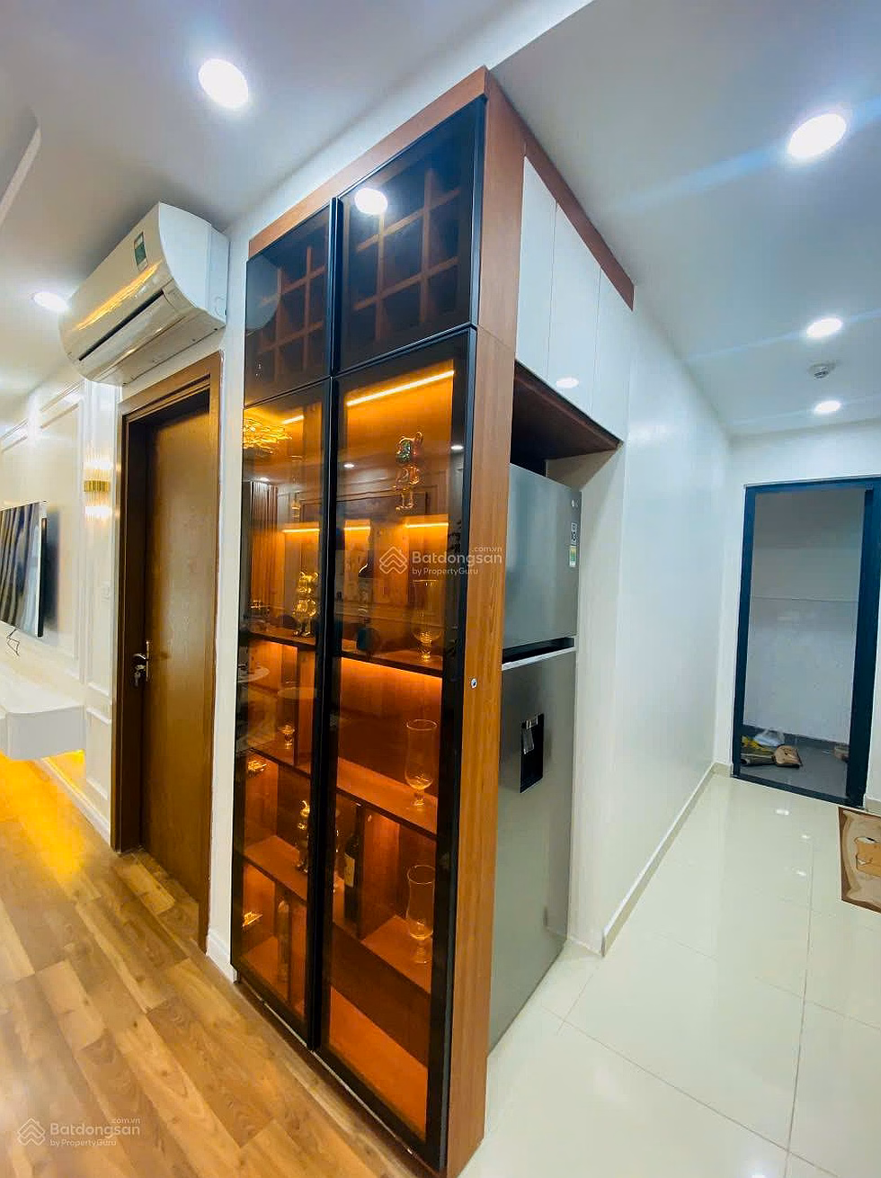 Owner sells apartment 0309, 3rd floor, building R2 Goldmark City, 136 Ho Tung Mau