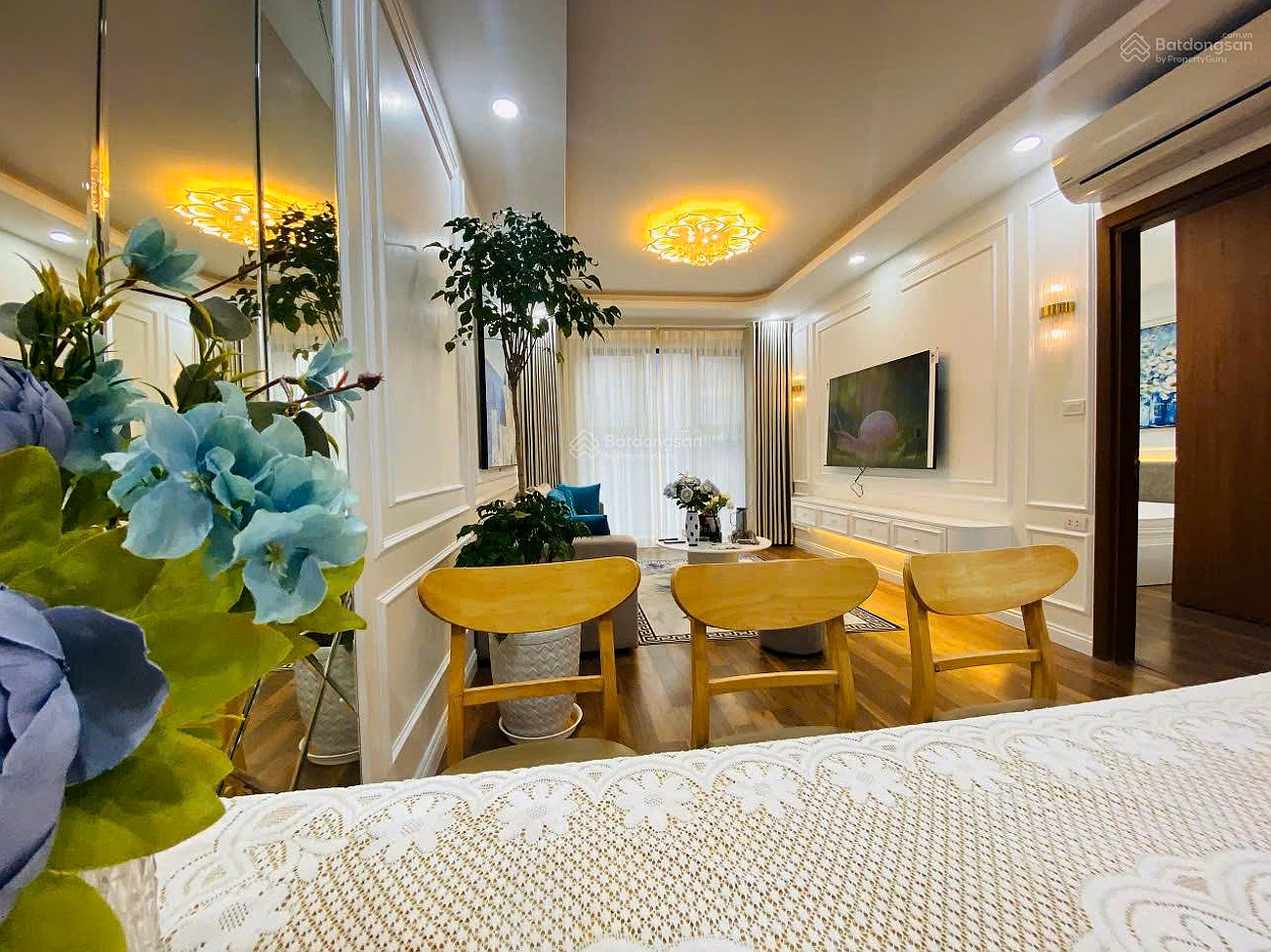 Owner sells apartment 0309, 3rd floor, building R2 Goldmark City, 136 Ho Tung Mau