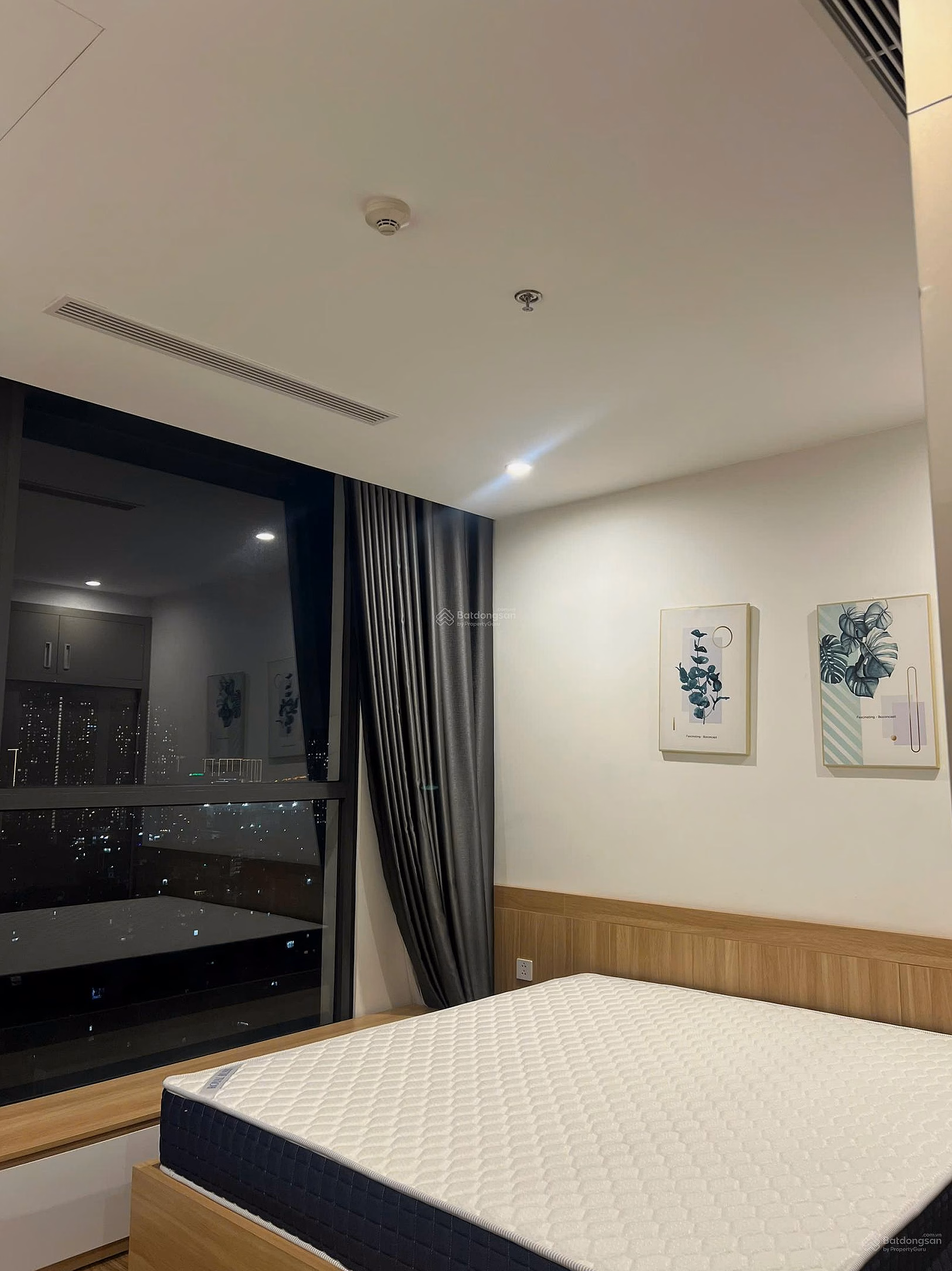 The owner needs money and is willing to sell urgently a 2-bedroom apartment of 68m2 with lake view, price is about 8 billion including all taxes and fees