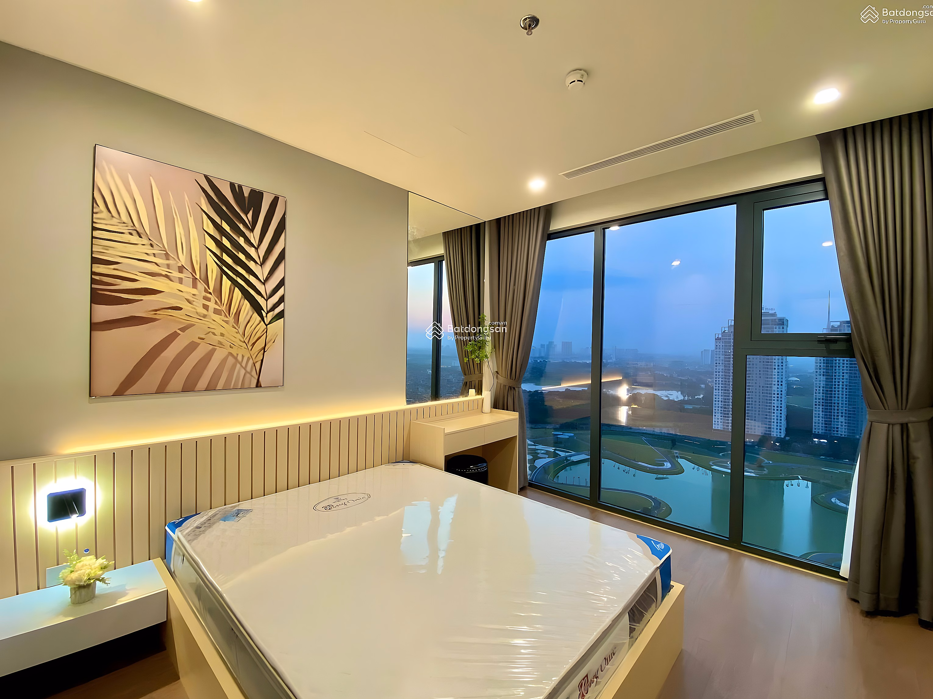 Selling a corner apartment with 2 bedrooms, 2 bathrooms, 80m2 (with balcony), cool view of Mipec Rubik 360, middle floor, very nice view, red book.