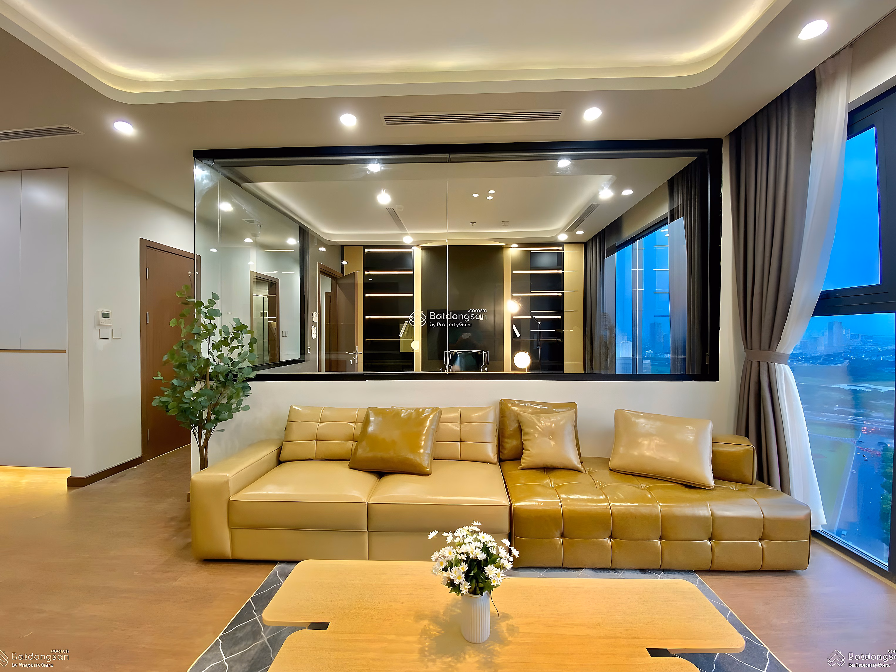 Selling a corner apartment with 2 bedrooms, 2 bathrooms, 80m2 (with balcony), cool view of Mipec Rubik 360, middle floor, very nice view, red book