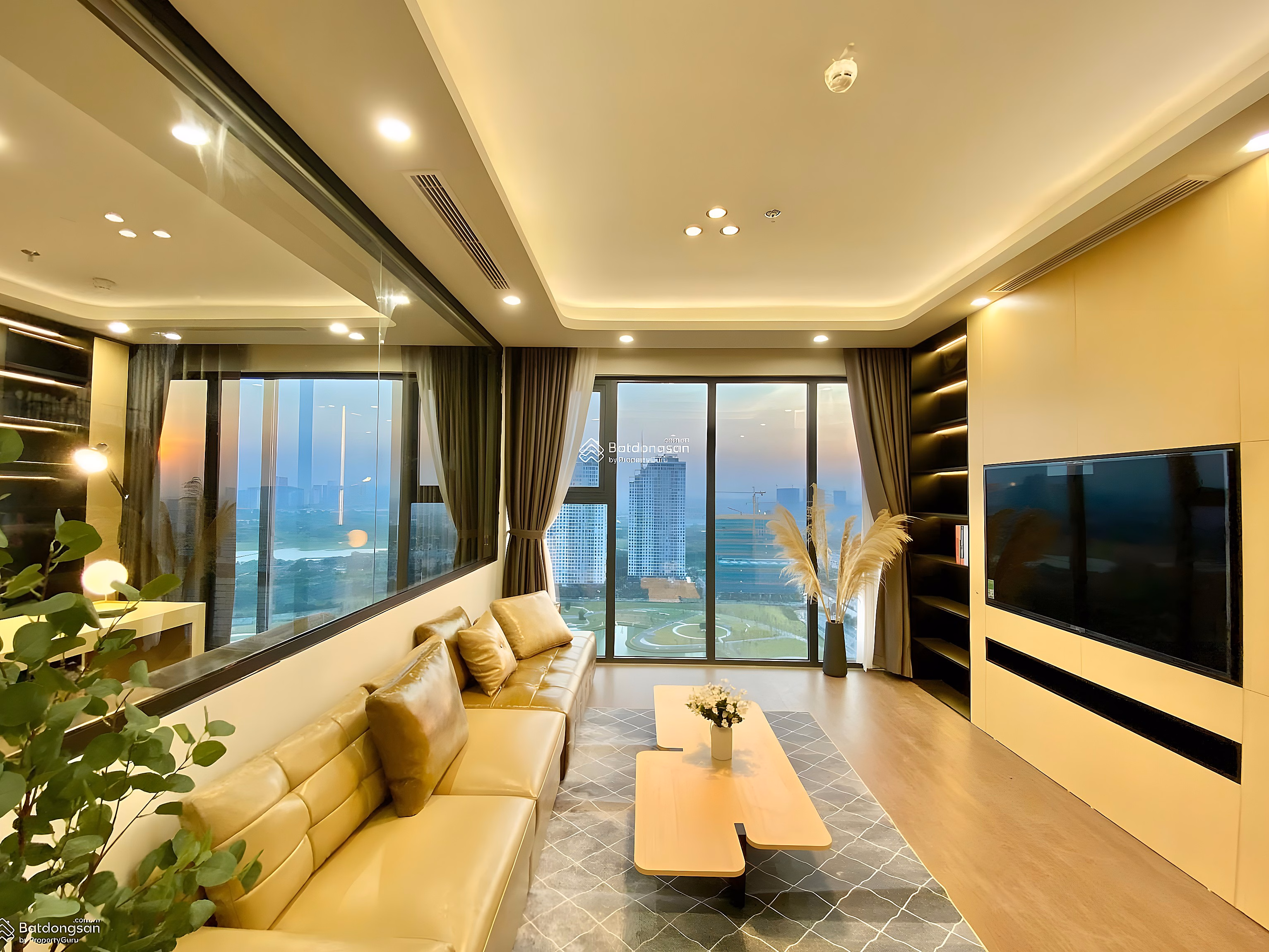 Selling a corner apartment with 2 bedrooms, 2 bathrooms, 80m2 (with balcony), cool view of Mipec Rubik 360, middle floor, very nice view, red book