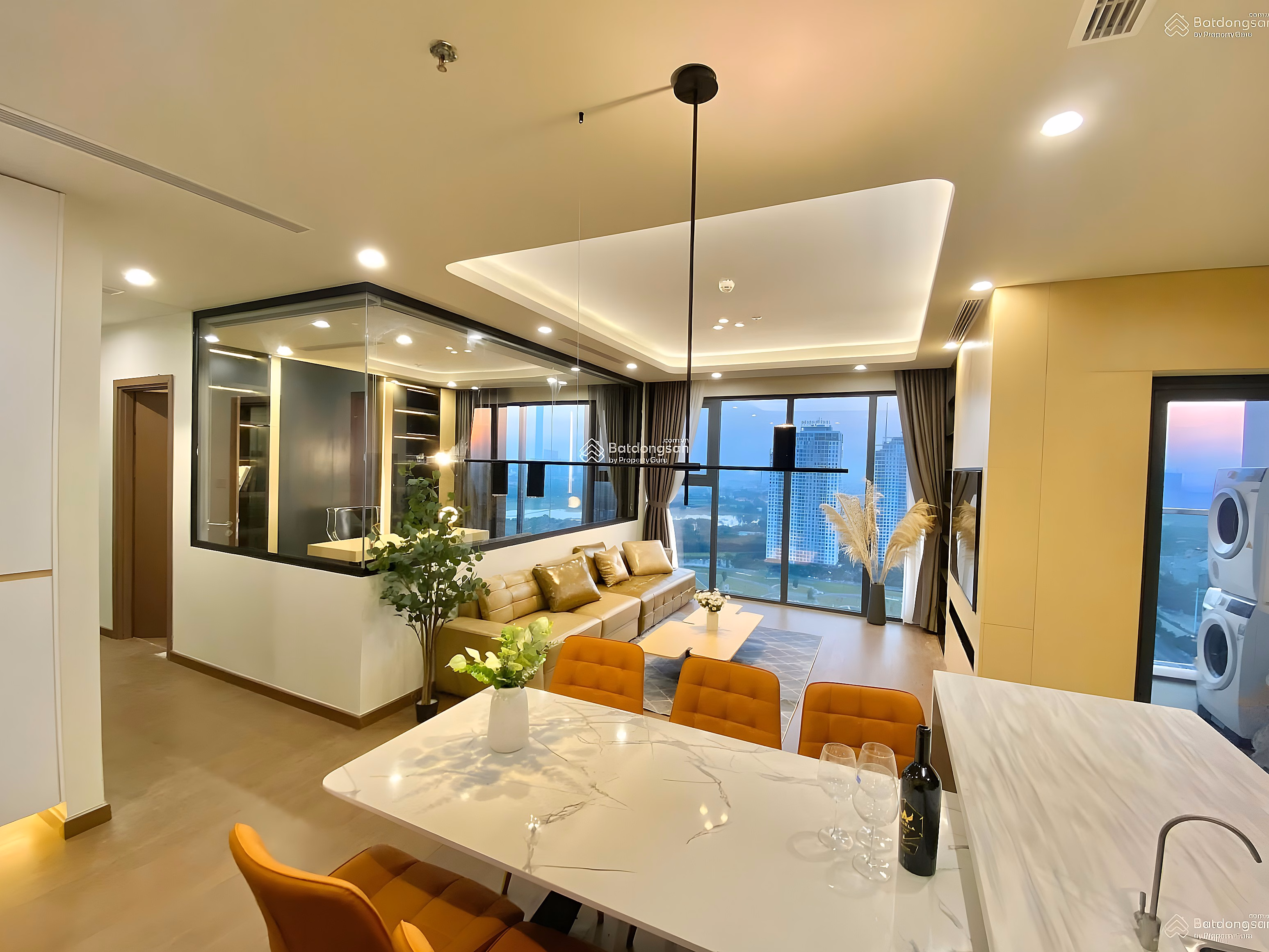 Selling a corner apartment with 2 bedrooms, 2 bathrooms, 80m2 (with balcony), cool view of Mipec Rubik 360, middle floor, very nice view, red book