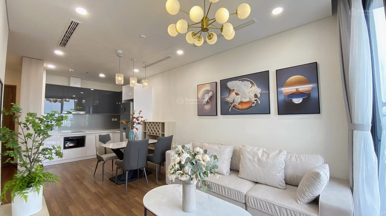 The owner needs to urgently sell a 2-bedroom apartment with an area of ​​​​70 m² at Mipec Rubik Apartment No. 122 Xuan Thuy Cau Giay