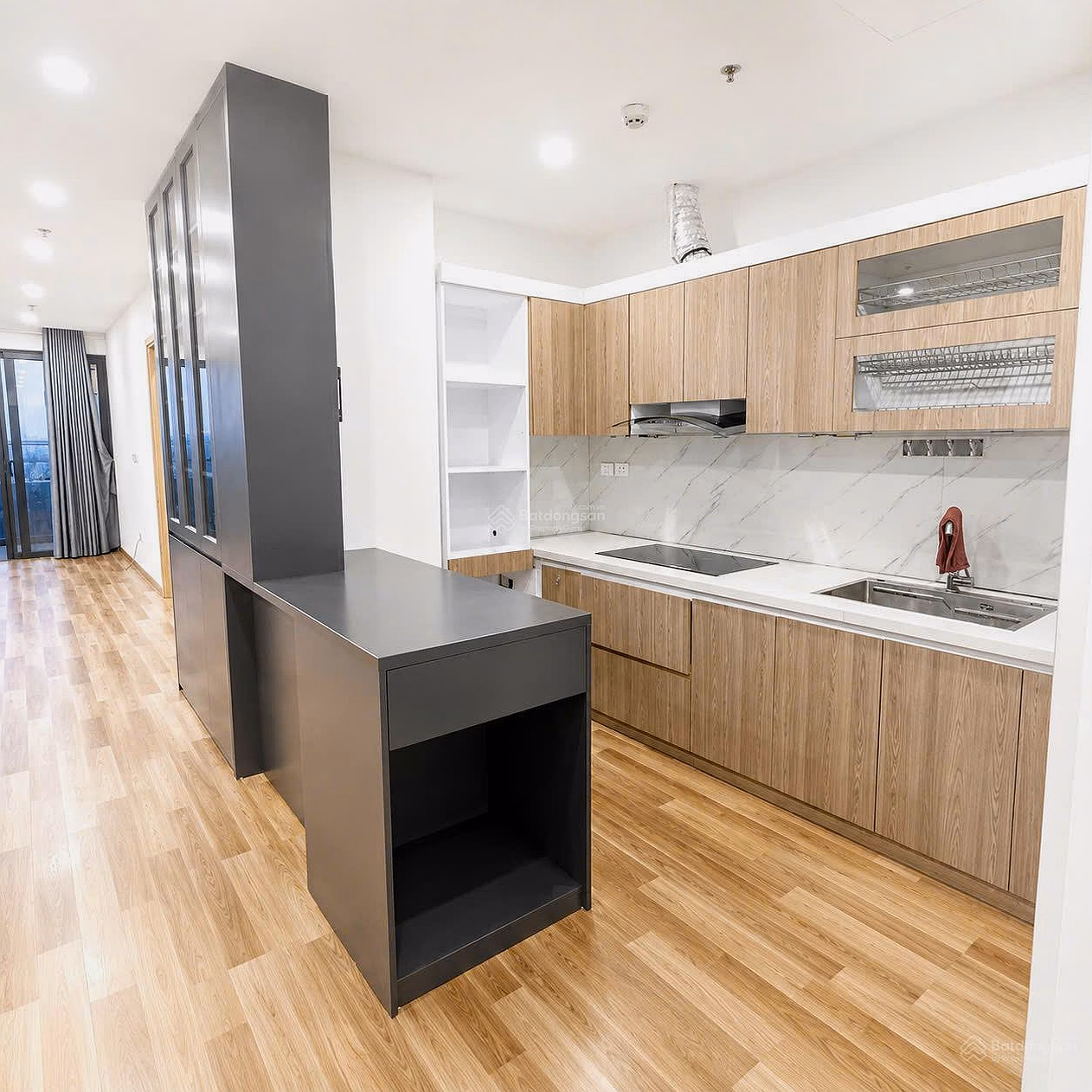 The owner sells a 3-bedroom corner apartment of 101m2 in Berriver apartment NO2 Nguyen Van Cu for 9.25 billion: 0976 879 ***
