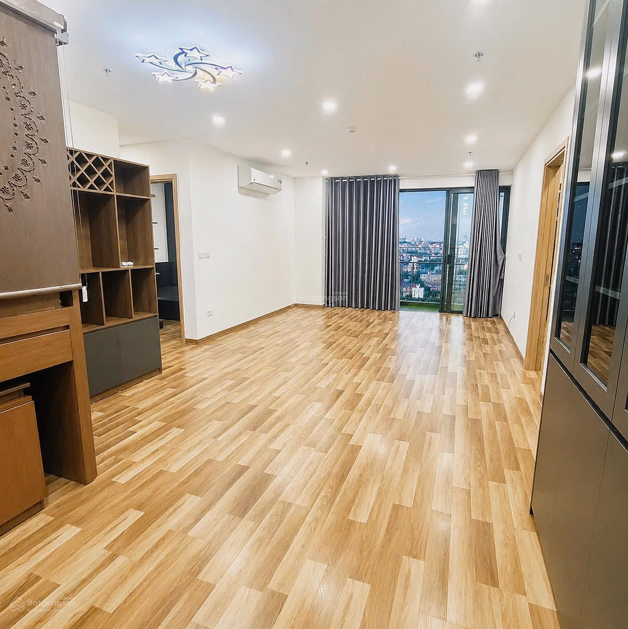 The owner sells a 3-bedroom corner apartment of 101m2 in Berriver apartment NO2 Nguyen Van Cu for 9.25 billion: 0976 879 ***