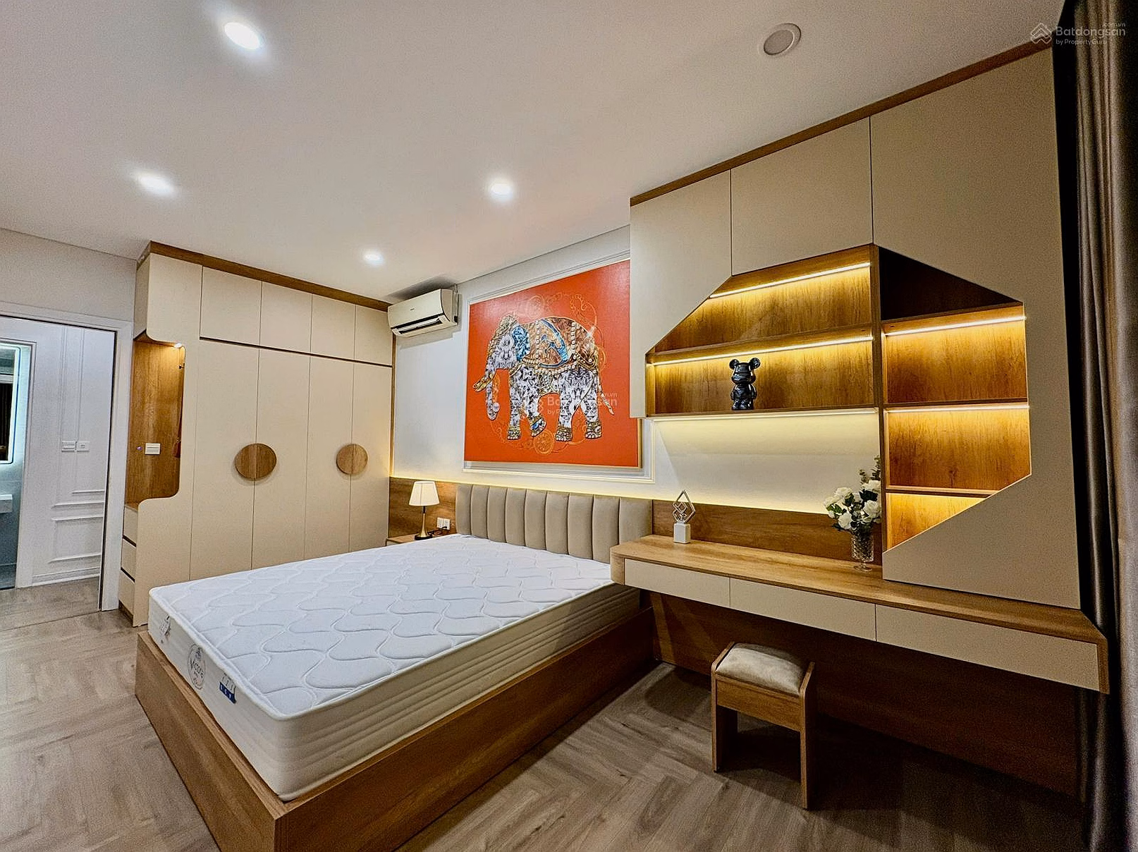 My husband and I need to sell a 100m corner apartment at Season Avenue Mo Lao apartment, fully furnished, cheapest price in the building