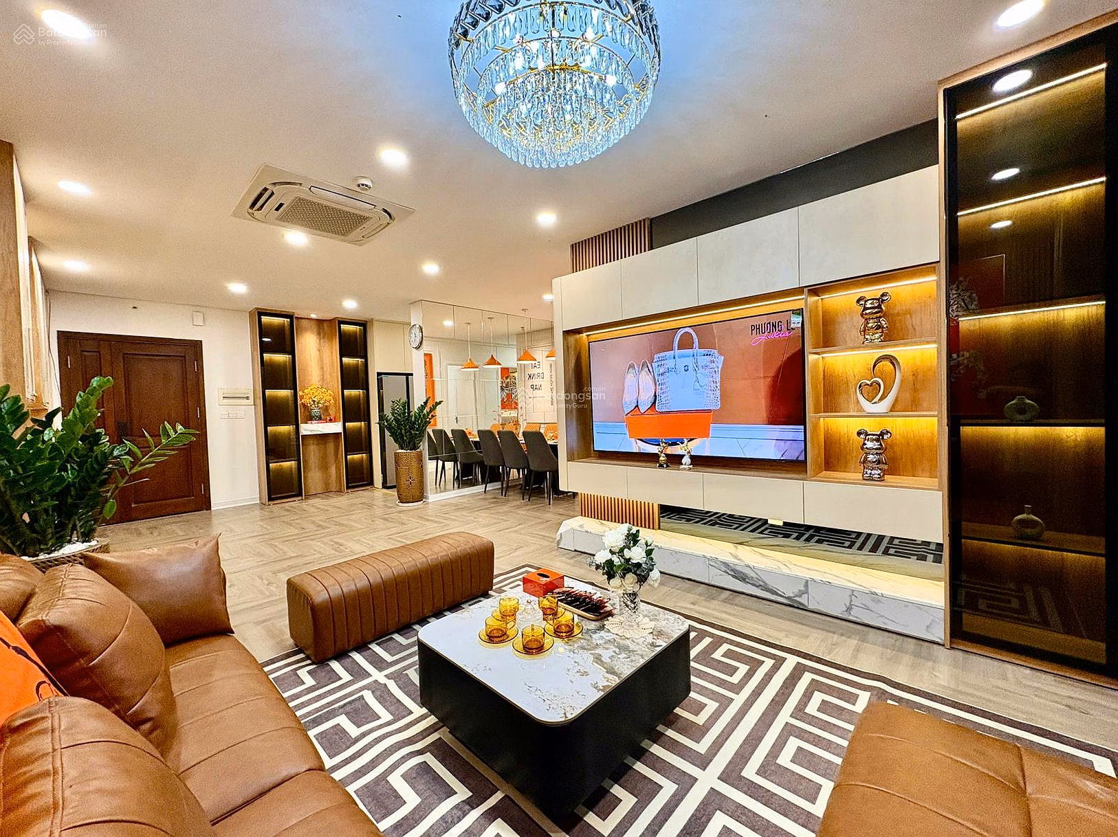 My husband and I need to sell a 3-bedroom apartment at Booyoung Vina Mo Lao Apartment on the middle floor, fully furnished