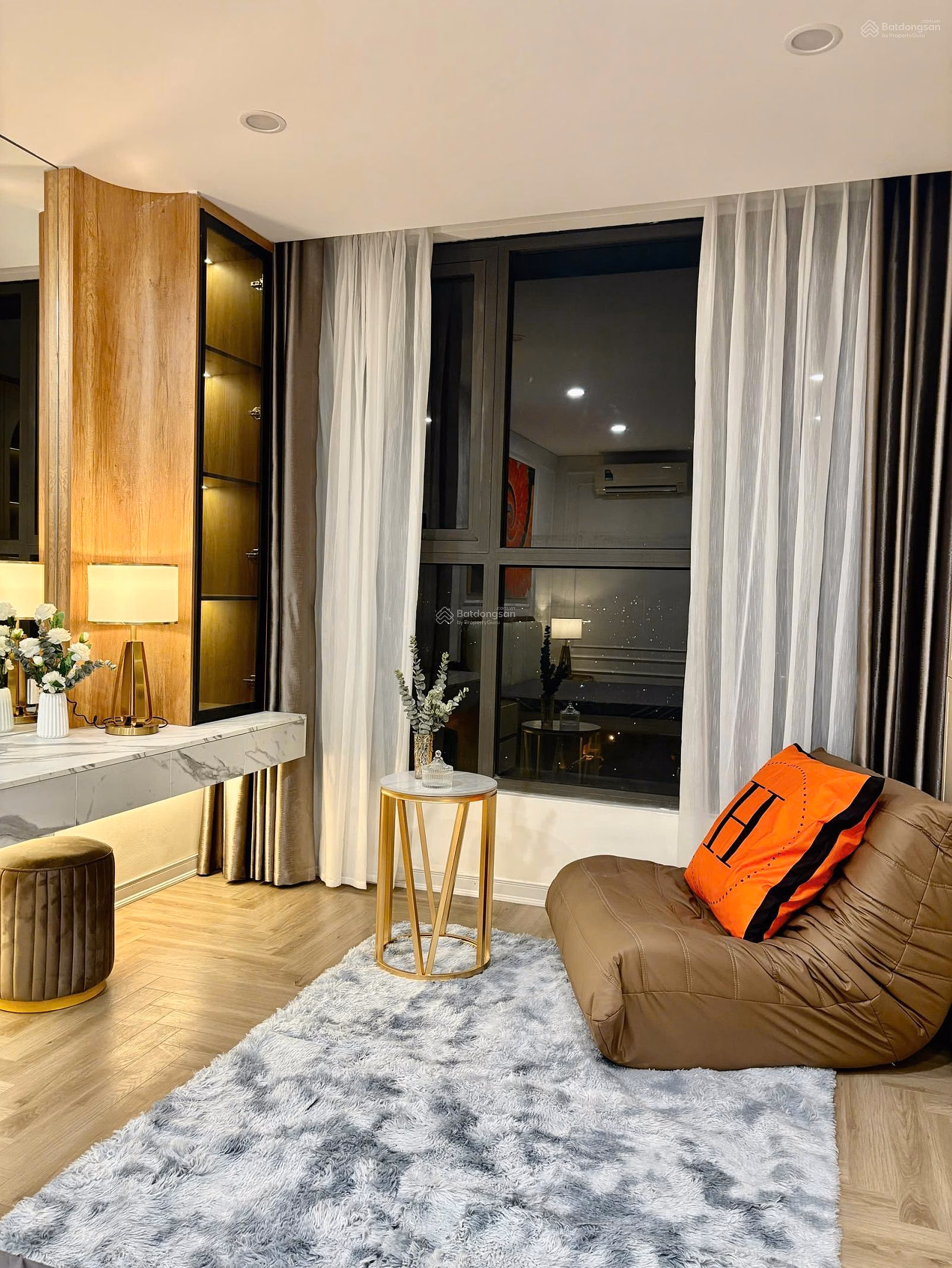 My husband and I need to sell a 3-bedroom apartment at Booyoung Vina Mo Lao Apartment on the middle floor, fully furnished