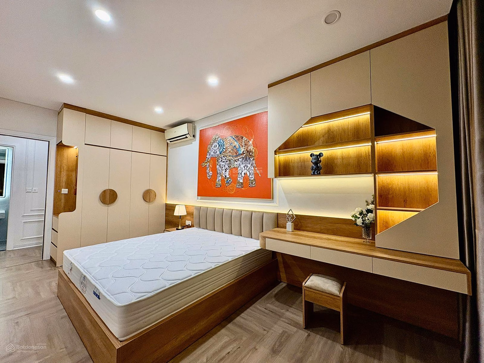 My husband and I need to sell a 3-bedroom apartment at Booyoung Vina Mo Lao Apartment on the middle floor, fully furnished