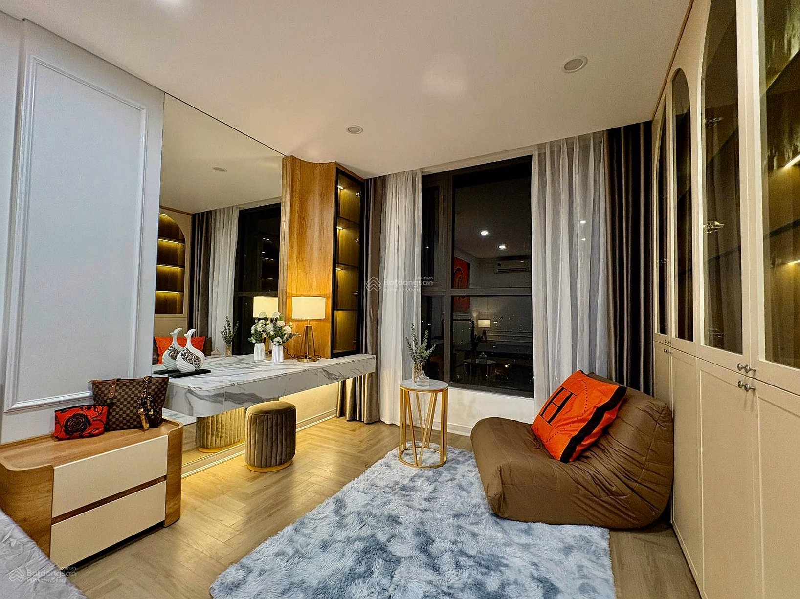 My husband and I need to sell a 3-bedroom apartment at Booyoung Vina Mo Lao Apartment on the middle floor, fully furnished