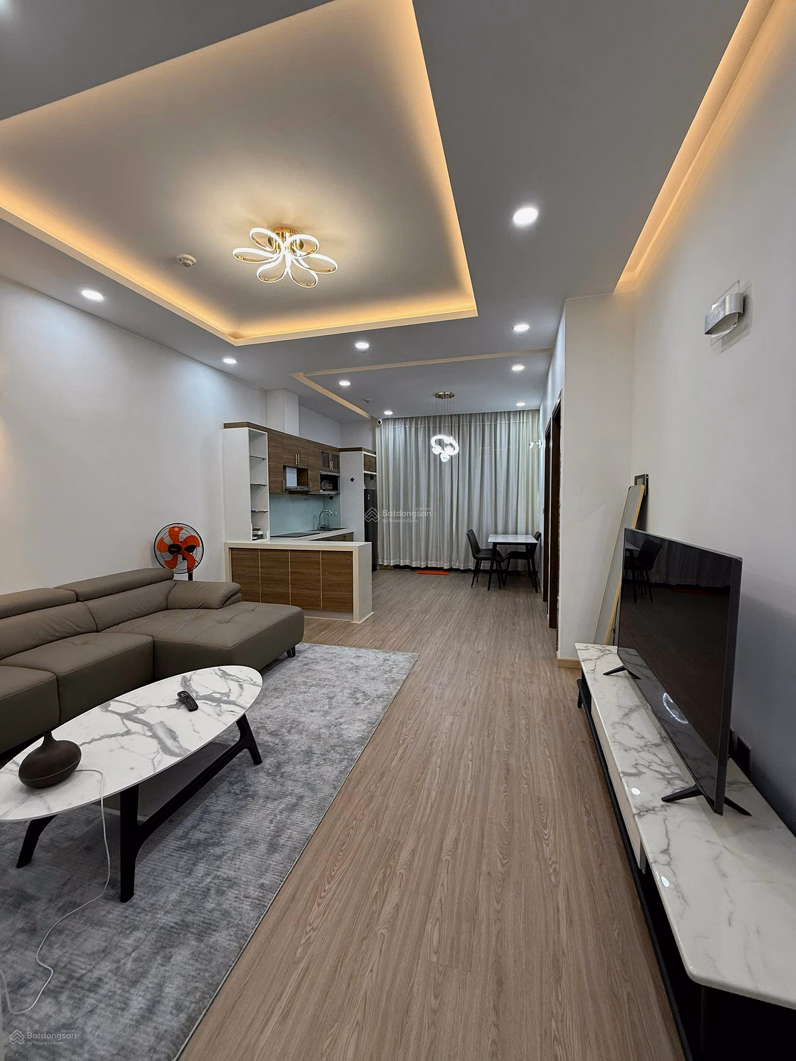 Need to sell quickly 3 bedroom apartment in Trang An Complex building, very beautiful view of West Lake, house with good fortune, owner's goodwill