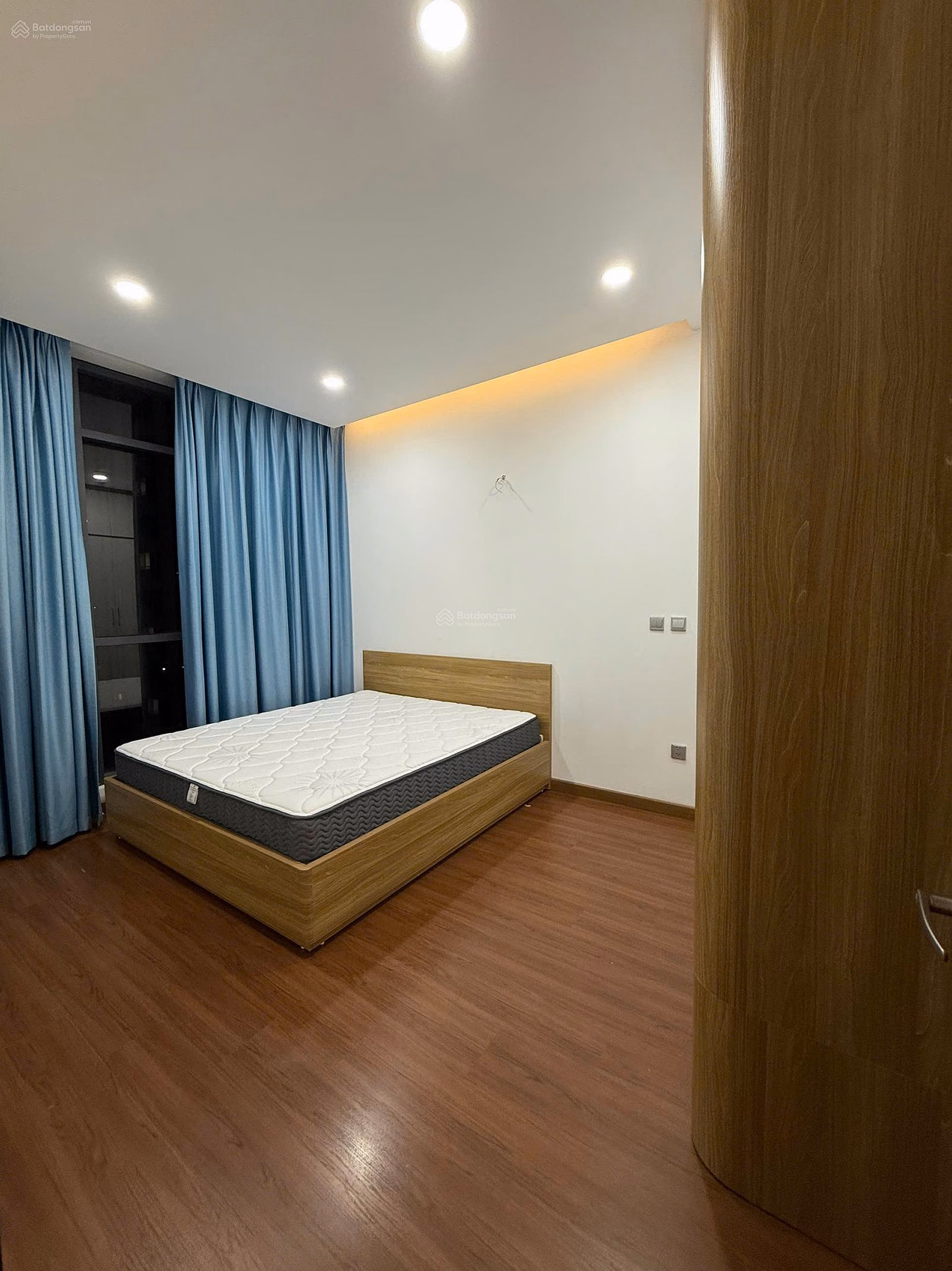 Need to sell quickly 3 bedroom apartment in Trang An Complex building, very beautiful view of West Lake, house with good fortune, owner's goodwill