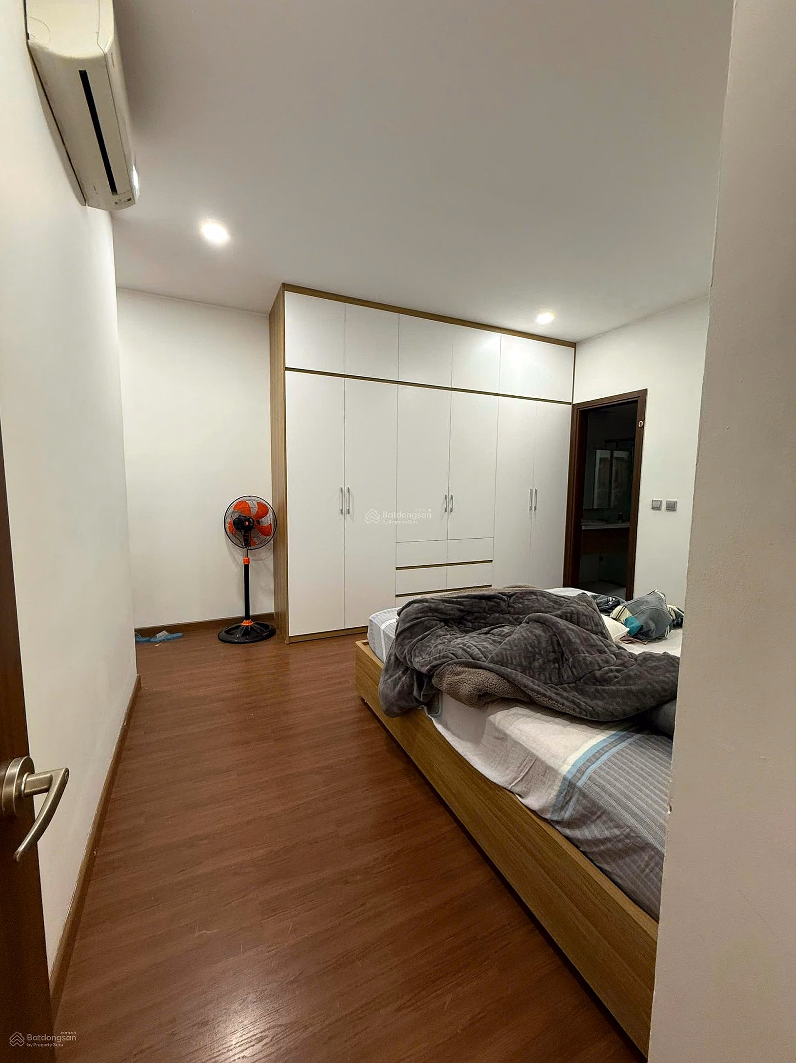 Need to sell quickly 3 bedroom apartment in Trang An Complex building, very beautiful view of West Lake, house with good fortune, owner's goodwill
