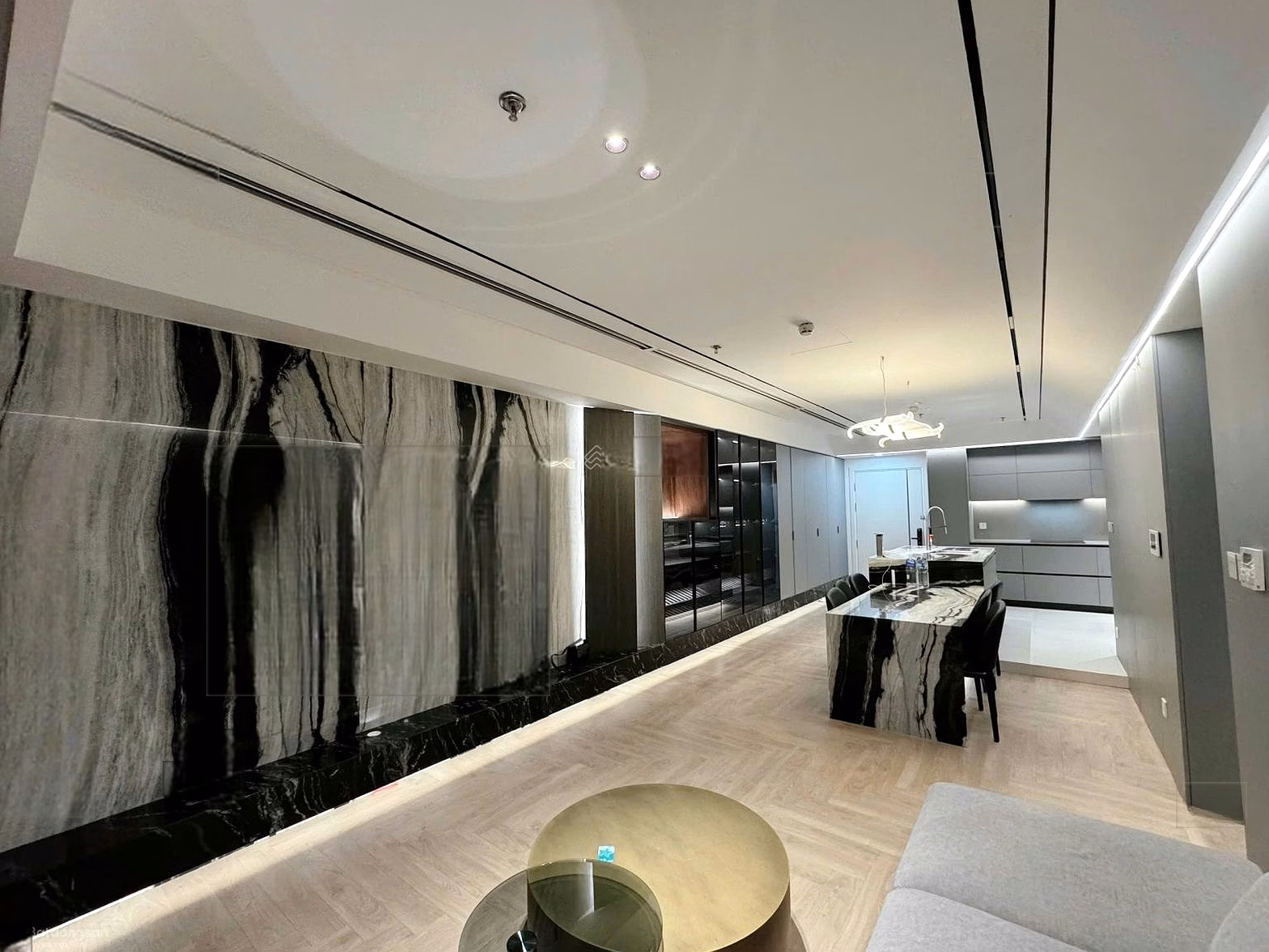 Selling Vinhomes Skylake 1 bedroom 6.25 billion; 2 bedrooms 7.8 billion; 3 bedrooms 11.6 billion; 4 bedrooms 19.5 billion; Sky villa 360m2