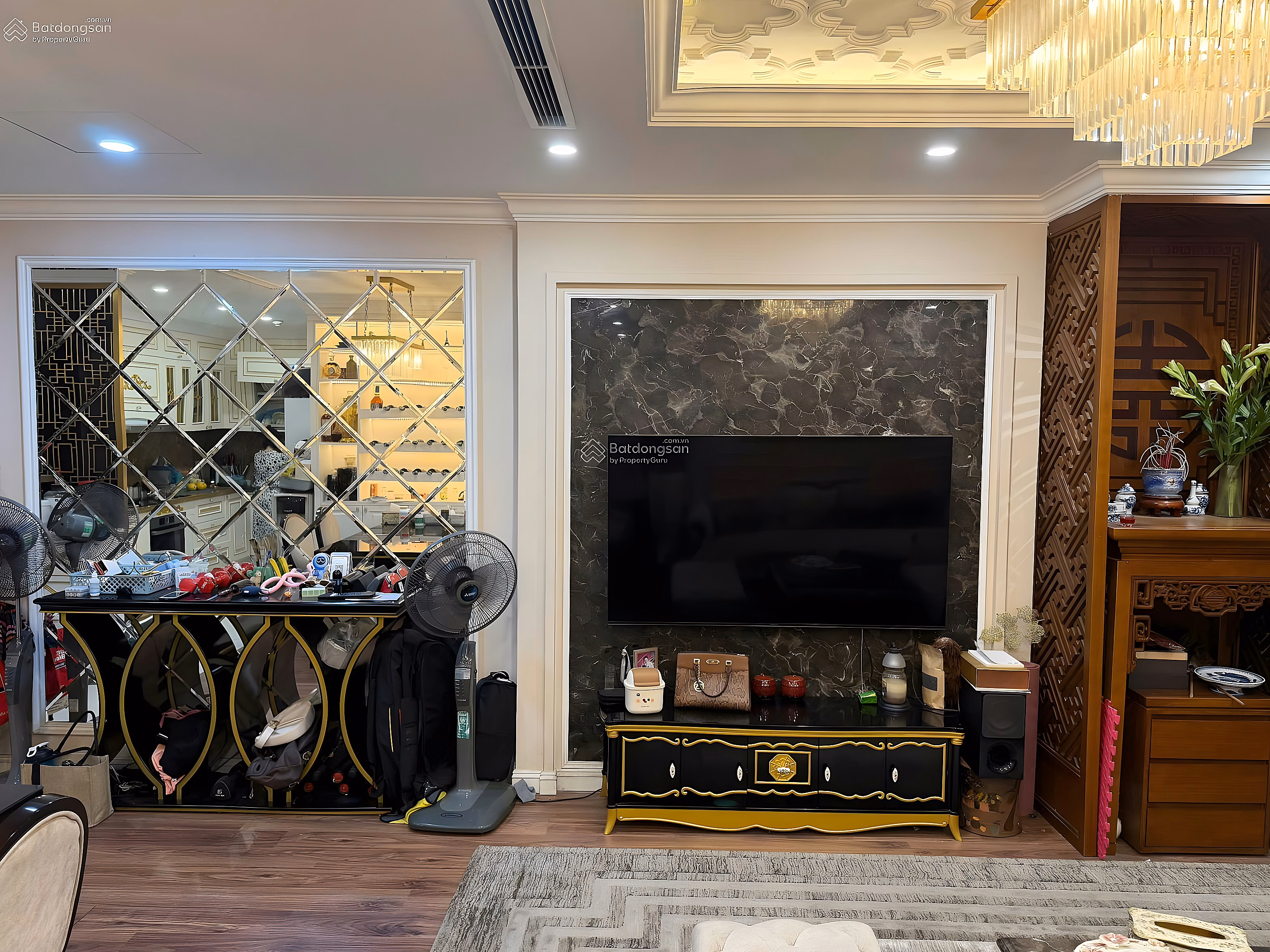 The owner urgently sells a middle floor apartment with 3 bedrooms, 2 bathrooms, super good price, view of Linh Dam lake at Eco Lake View