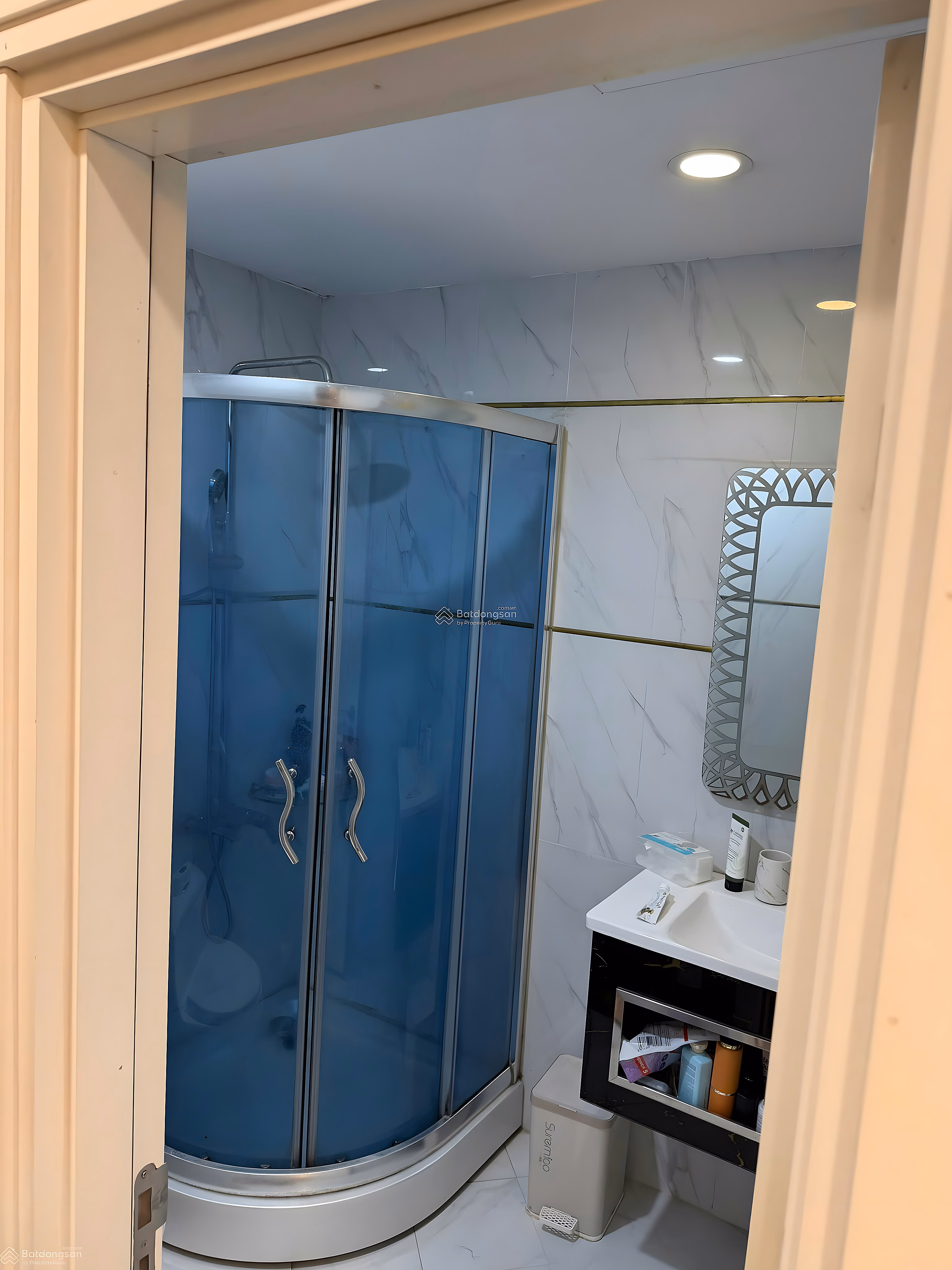 The owner urgently sells a middle floor apartment with 3 bedrooms, 2 bathrooms, super good price, view of Linh Dam lake at Eco Lake View