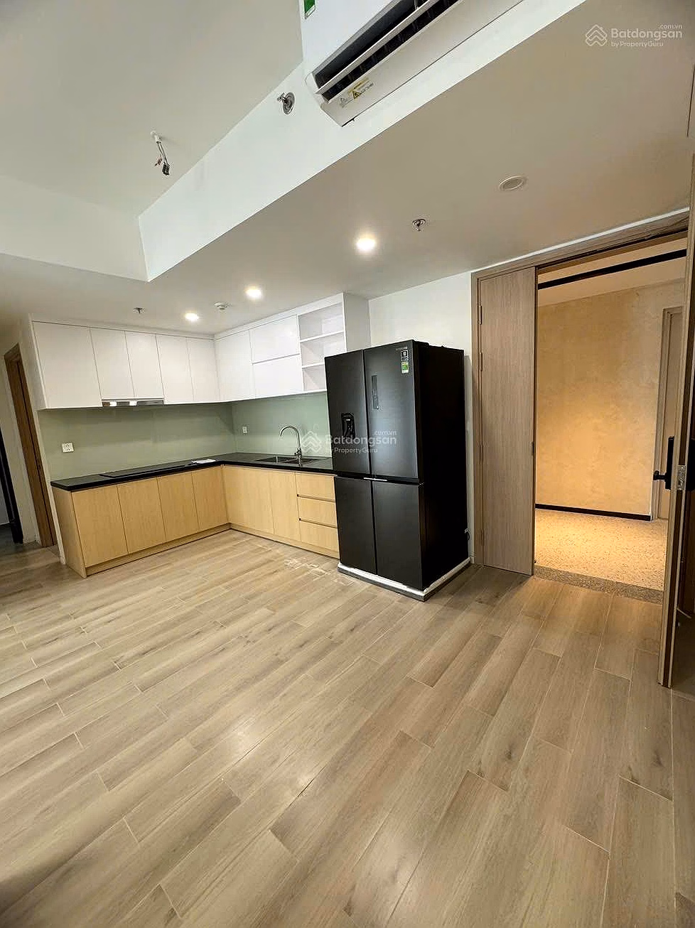 The only shock is the 2 bedroom apartment with pink book, CV view, 36ha, 4.2 billion, cheapest on the market*** Thuy