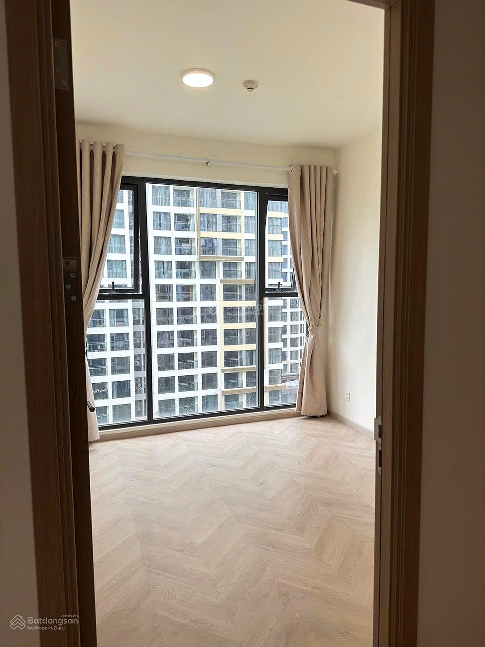 The only shock is the 2 bedroom apartment with pink book, CV view, 36ha, 4.2 billion, cheapest on the market*** Thuy