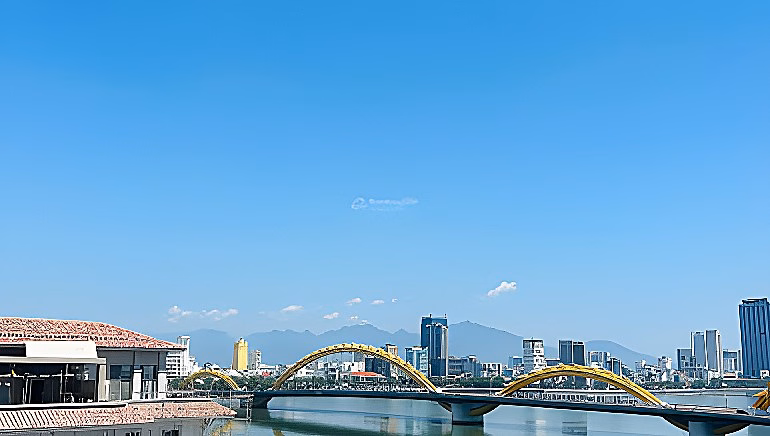 Modern apartment right next to the 5-star Hilton Bach Dang hotel, direct view of the Han River, and fireworks viewing