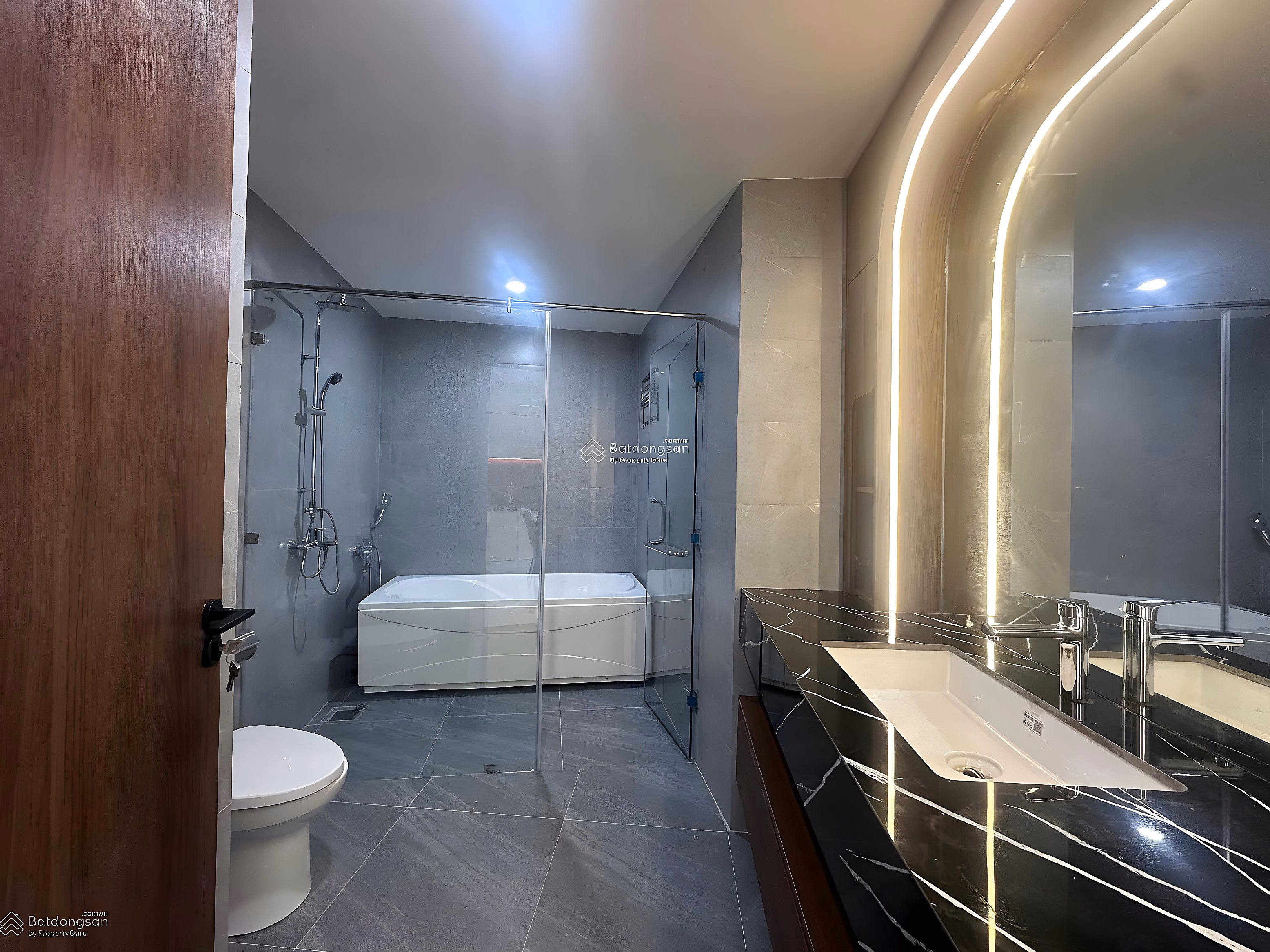 Modern apartment right next to the 5-star Hilton Bach Dang hotel, direct view of the Han River, and fireworks viewing