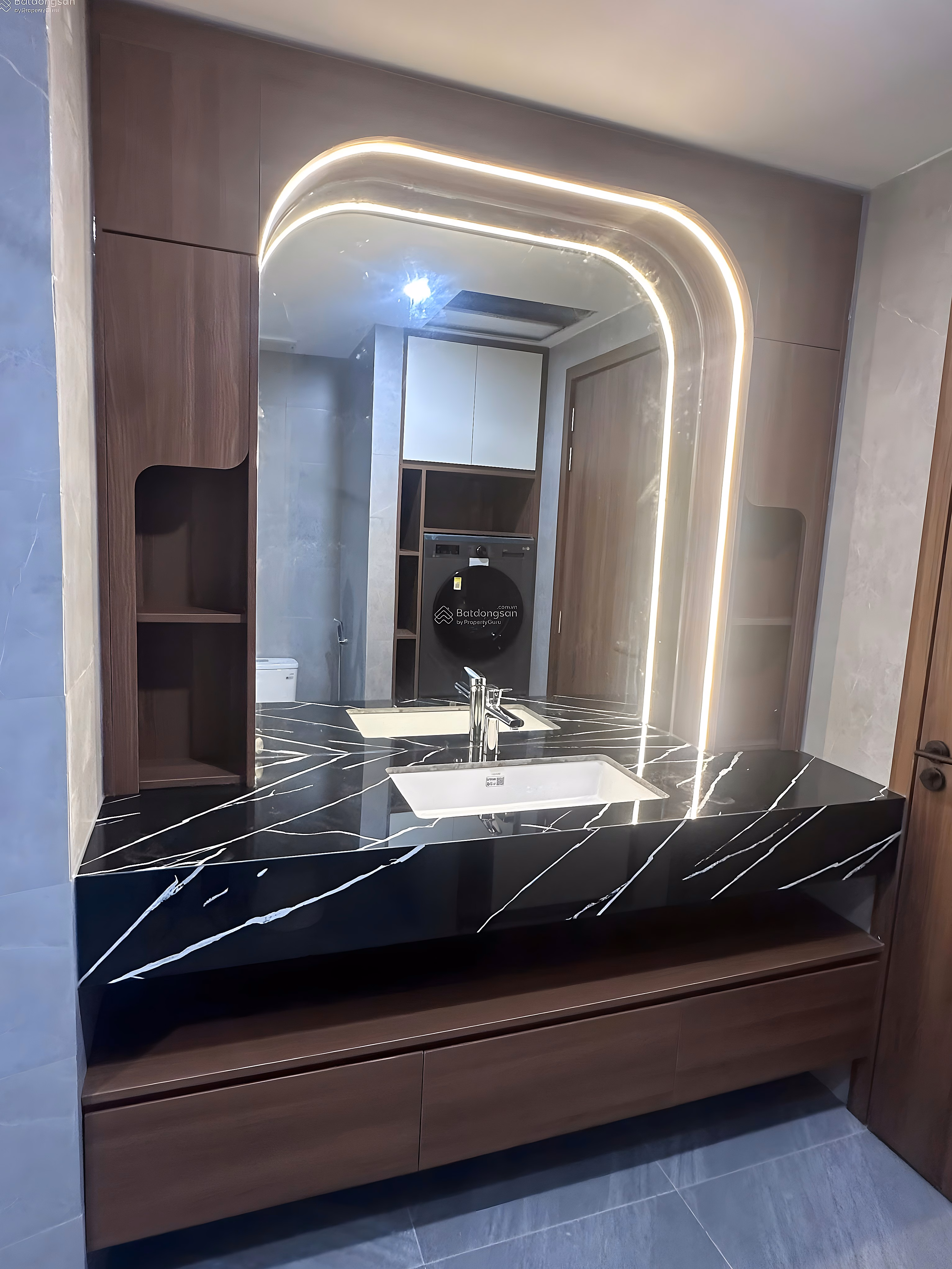 Modern apartment right next to the 5-star Hilton Bach Dang hotel, direct view of the Han River, and fireworks viewing