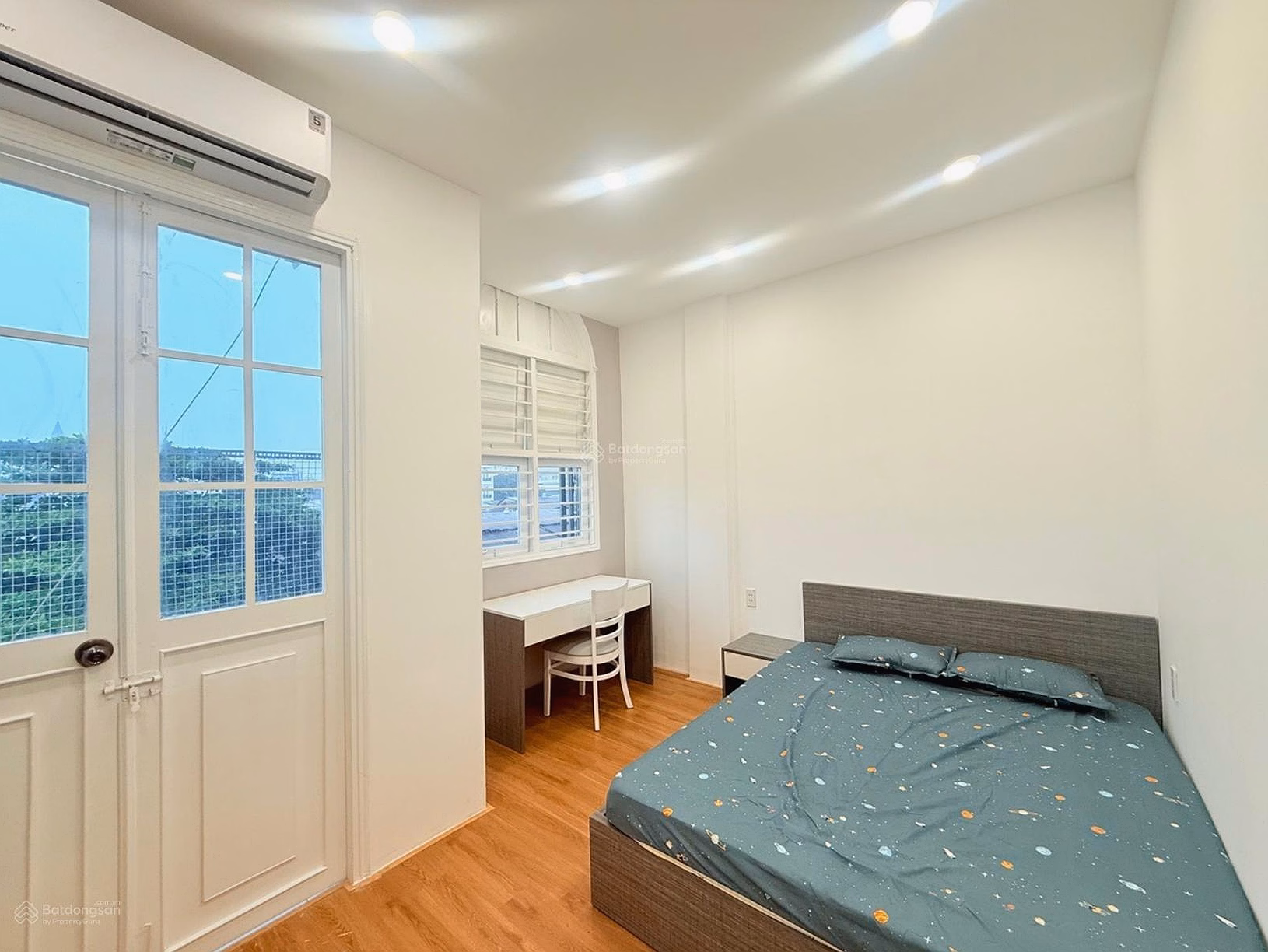 Only 2 billion 590 to own Lac Long Quan apartment - 2 bedrooms - 2 bathrooms - Fully furnished