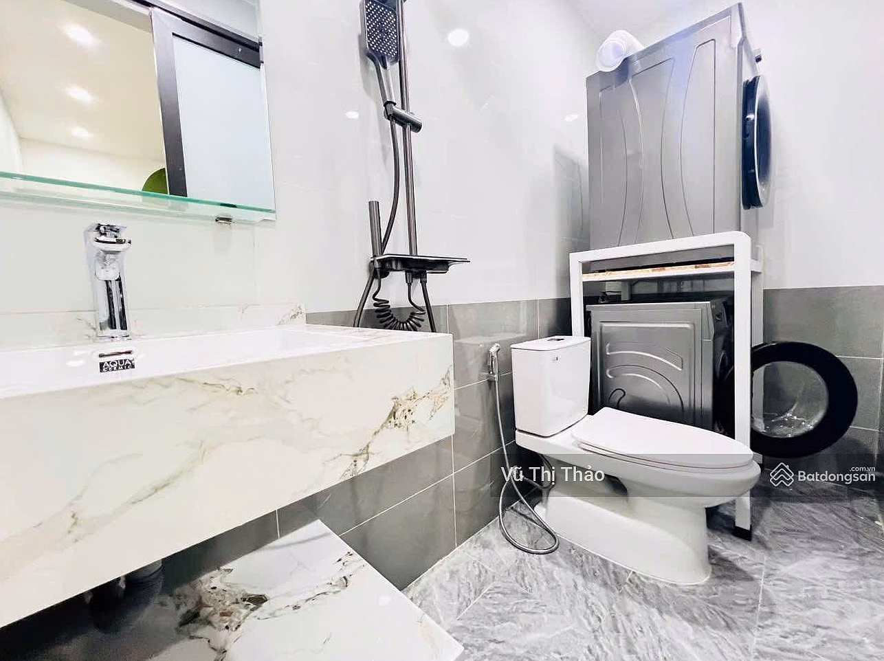 Owner sells apartment on Huynh Thuc Khang street, Chua Lang, 52m, 2 bedrooms, 2 bathrooms, long-term red book, with commercial