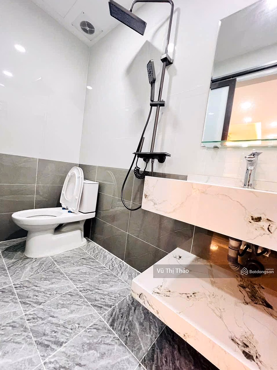 Owner sells apartment on Huynh Thuc Khang street, Chua Lang, 52m, 2 bedrooms, 2 bathrooms, long-term red book, with commercial