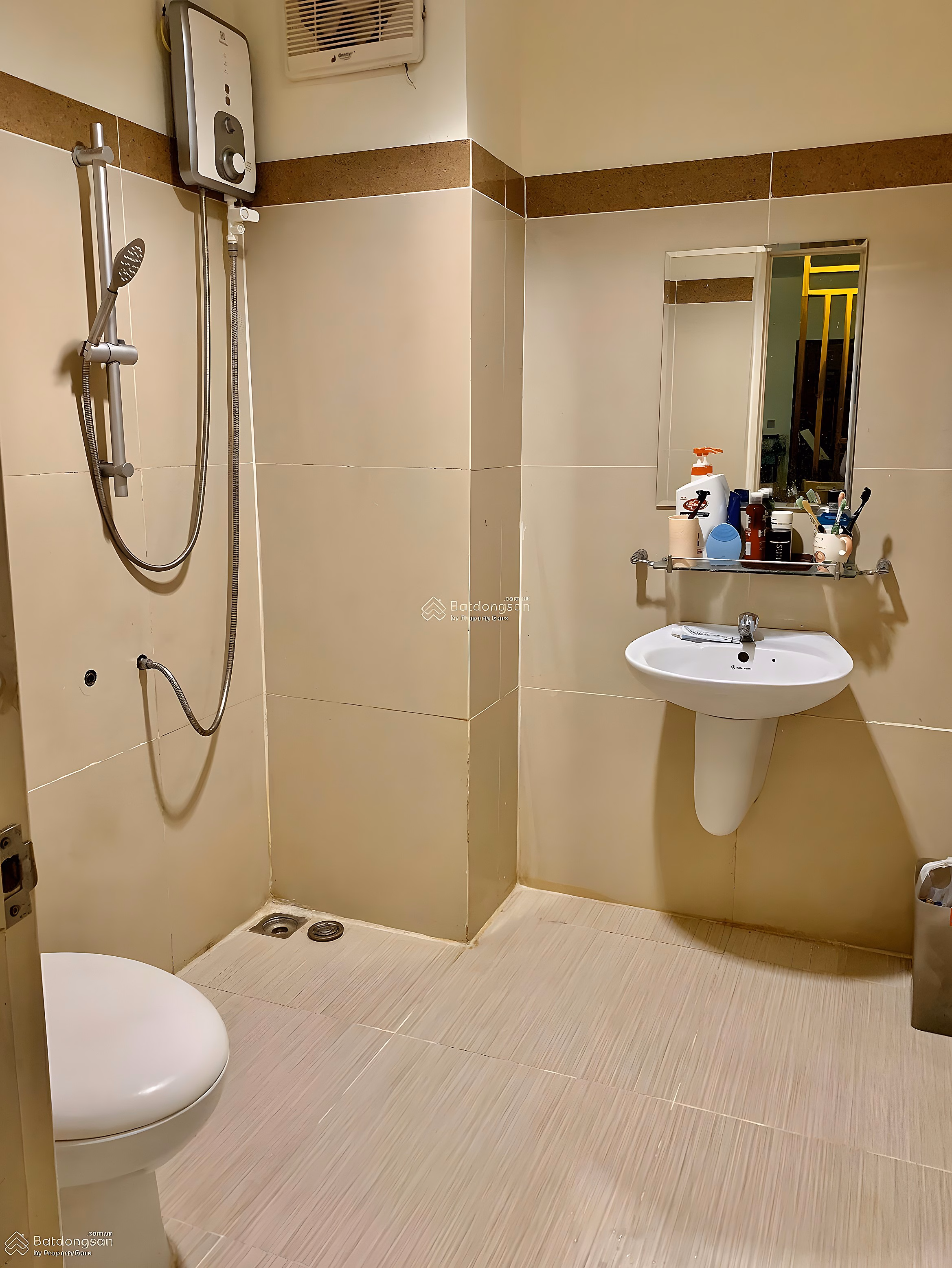 Family needs urgent capital to quickly sell Lac Long Quan apartment in District 11 with 2 bedrooms for 2.55 billion