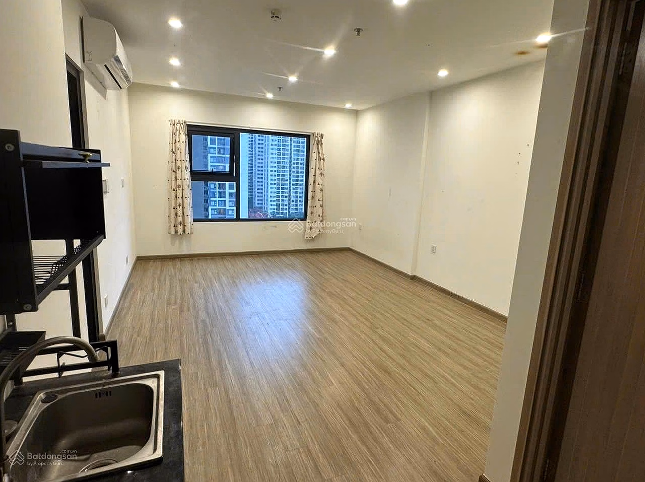 Apartment for rent in Vinhomsmart city Tay Mo, studio apartment in GS5 building, basic furniture, rental price 6 million/month