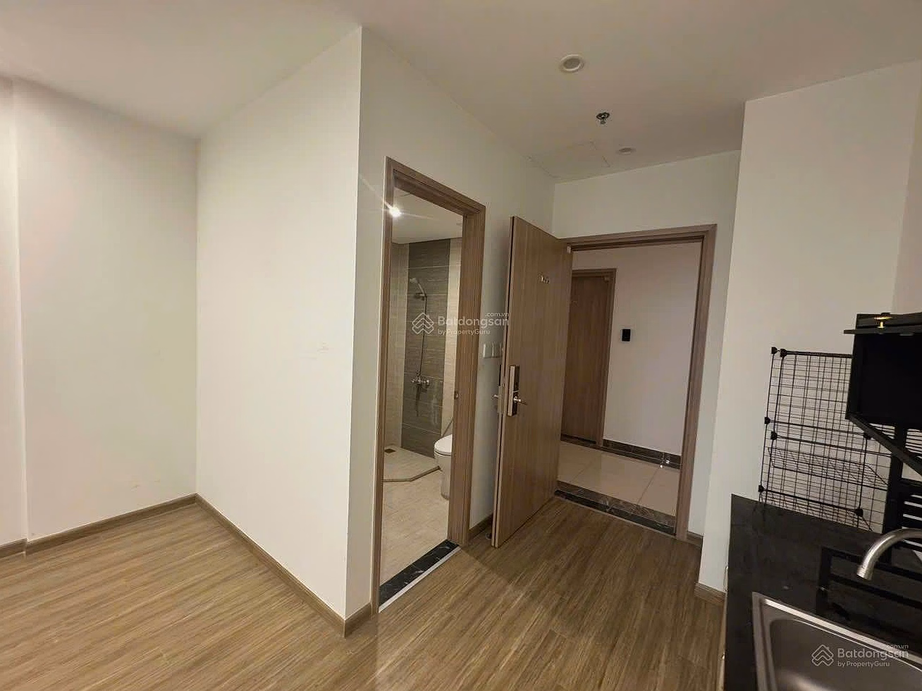 Apartment for rent in Vinhomsmart city Tay Mo, studio apartment in GS5 building, basic furniture, rental price 6 million/month