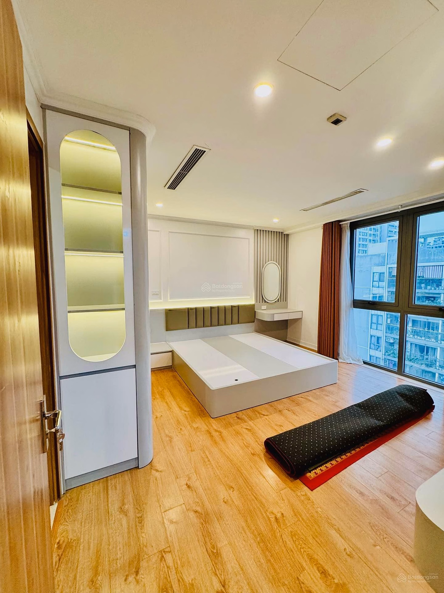 Apartment for sale in CT1A Pham Van Dong building, Cau Giay, 80m2, 5.7 billion, 3 bedrooms, 2 buildings, red book, full beautiful furniture