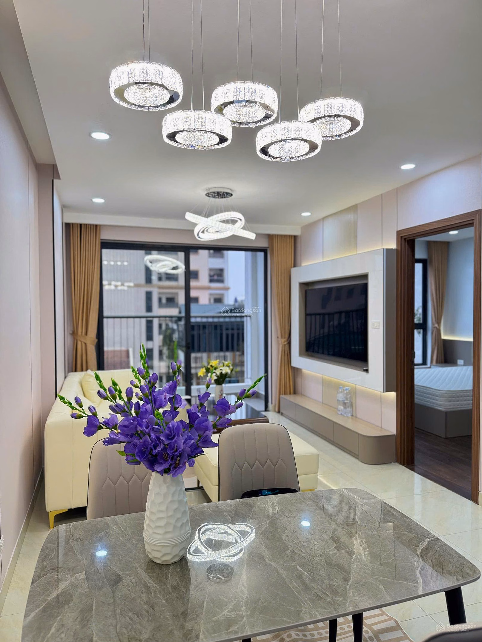 Real price and quick sale. I sell CH77m2 (2 bedrooms + 2 bathrooms), full of beautiful new furniture - Price is 7.3 billion CC Five Star