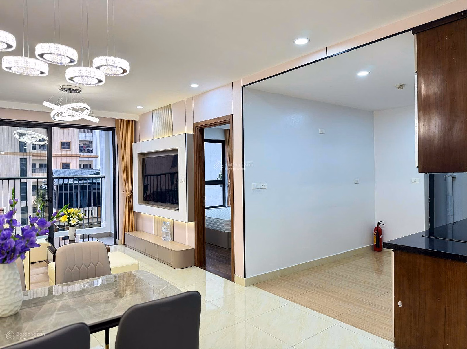 Real price and quick sale. I sell CH77m2 (2 bedrooms + 2 bathrooms), full of beautiful new furniture - Price is 7.3 billion CC Five Star