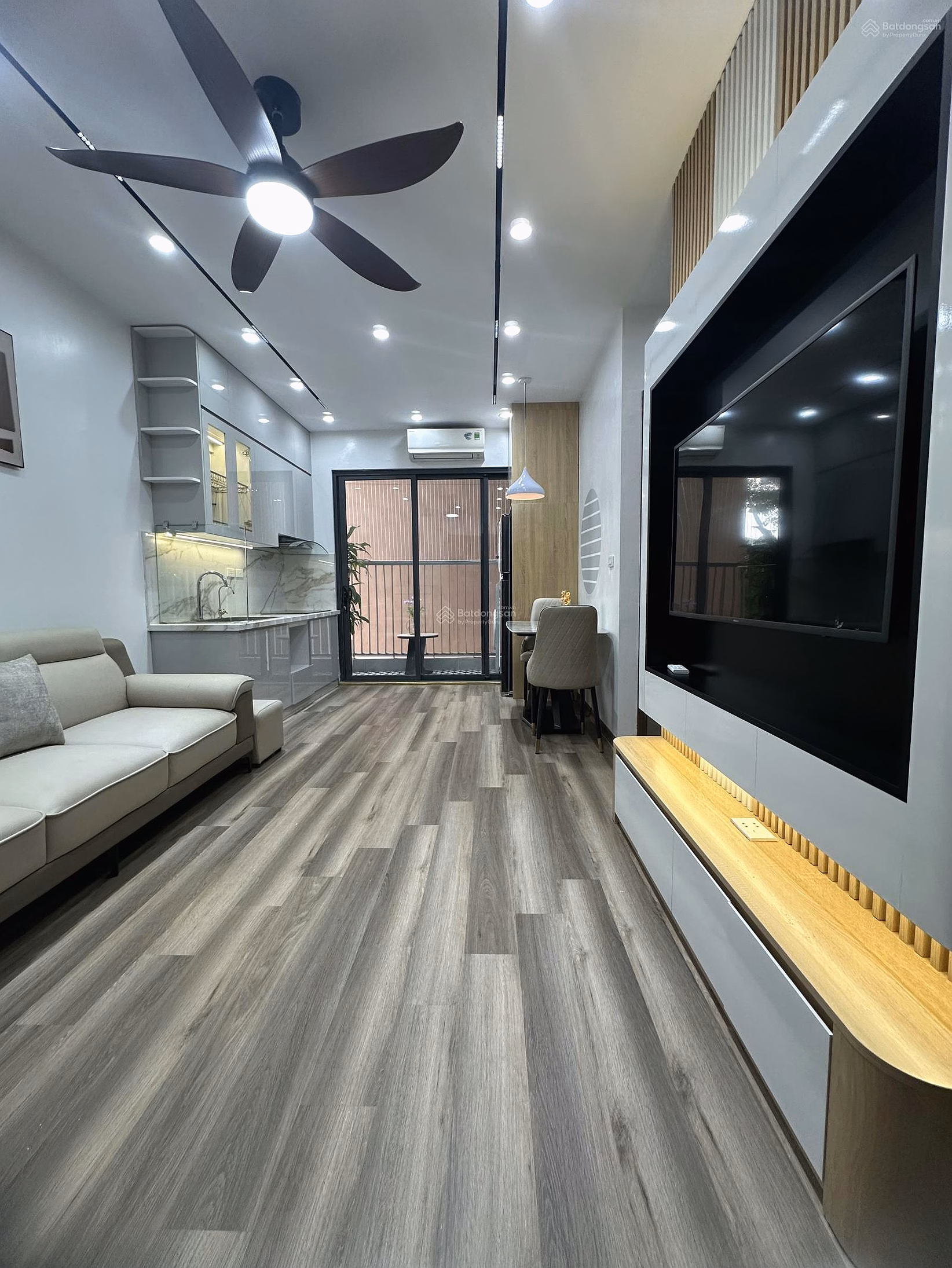 Red book, beautiful 2 bedroom bedroom in Tay Nam Linh Dam Lake, price only 4,040 billion, cool corner apartment, big yard for car