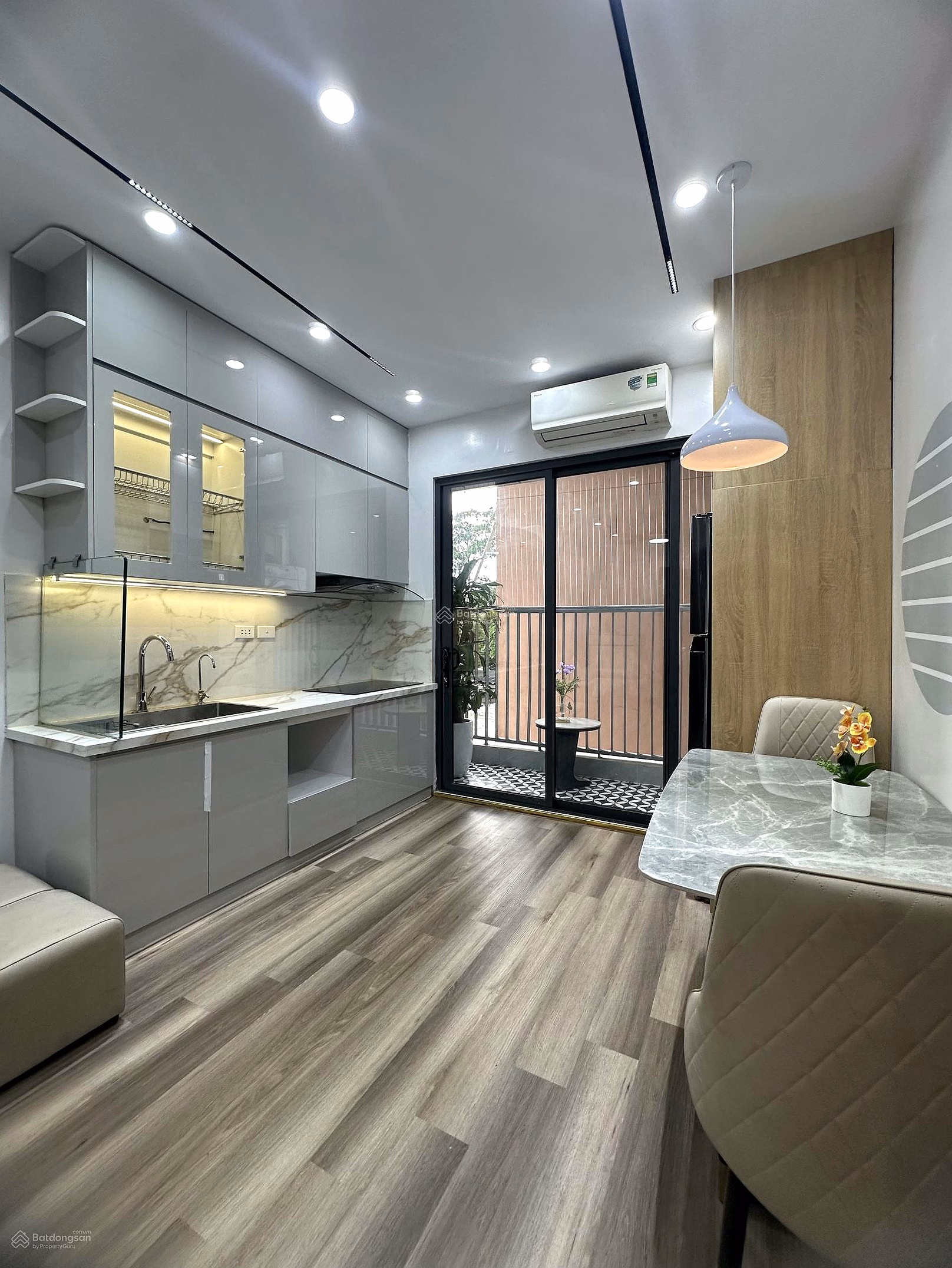 Red book, beautiful 2 bedroom bedroom in Tay Nam Linh Dam Lake, price only 4,040 billion, cool corner apartment, big yard for car