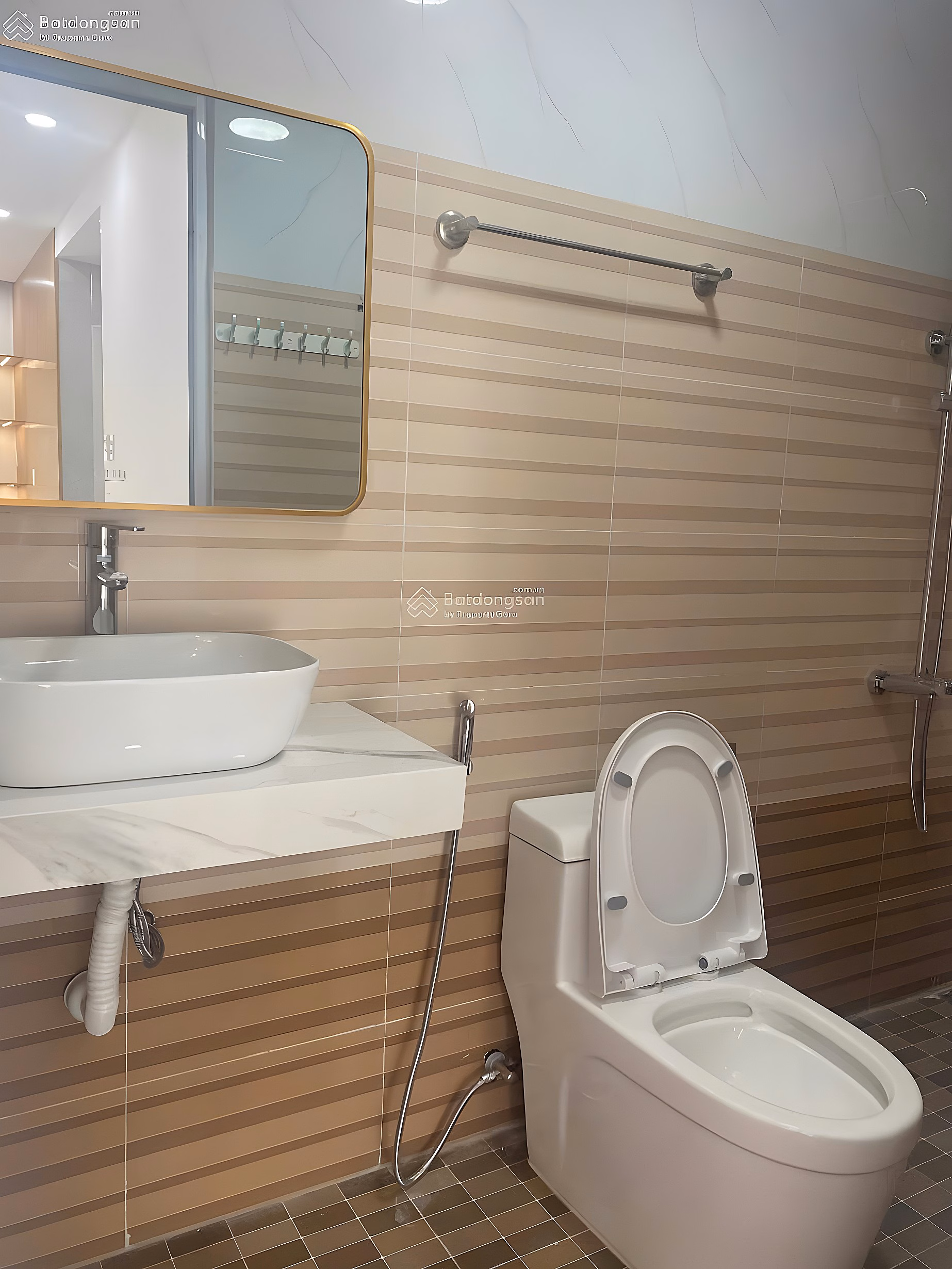Corner apartment for rent, 75m², Hoang Quan apartment, full of high-class furniture, beautiful airy view