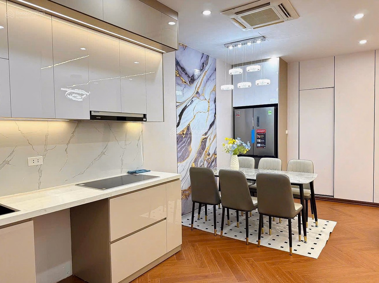 Apartment for urgent sale without virtual price CH 122m (3 bedrooms), B/C: SE, 100% new high-class furniture, nice view, price 13 billion with TL