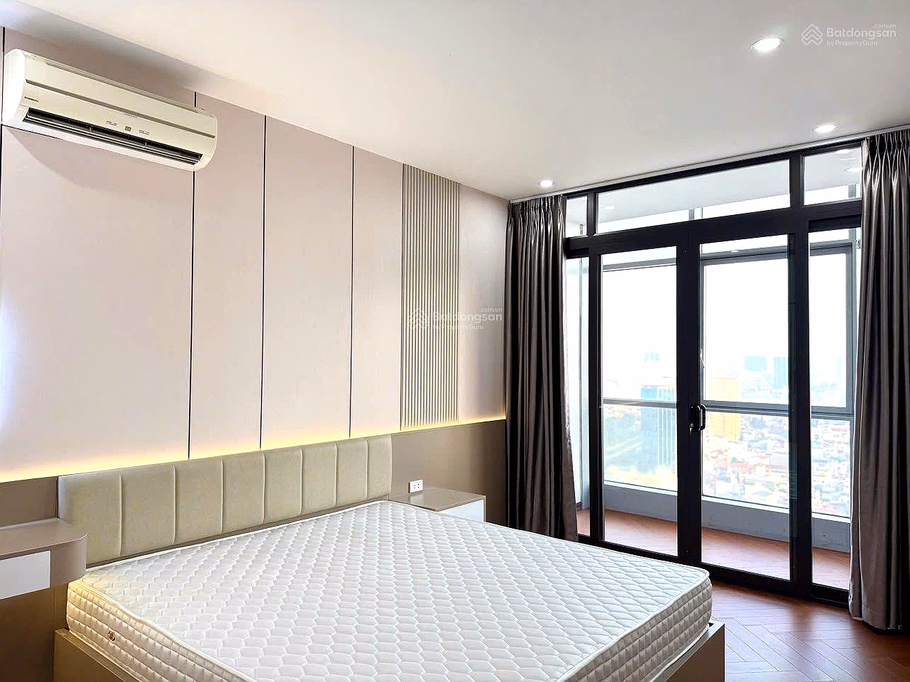 Apartment for urgent sale without virtual price CH 122m (3 bedrooms), B/C: SE, 100% new high-class furniture, nice view, price 13 billion with TL