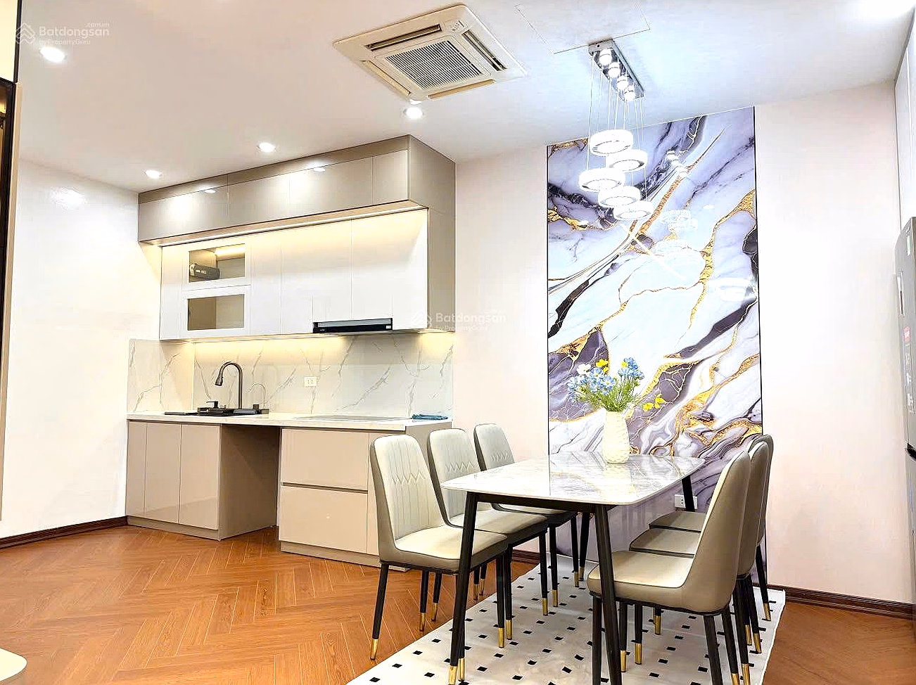 Apartment for urgent sale without virtual price CH 122m (3 bedrooms), B/C: SE, 100% new high-class furniture, nice view, price 13 billion with TL