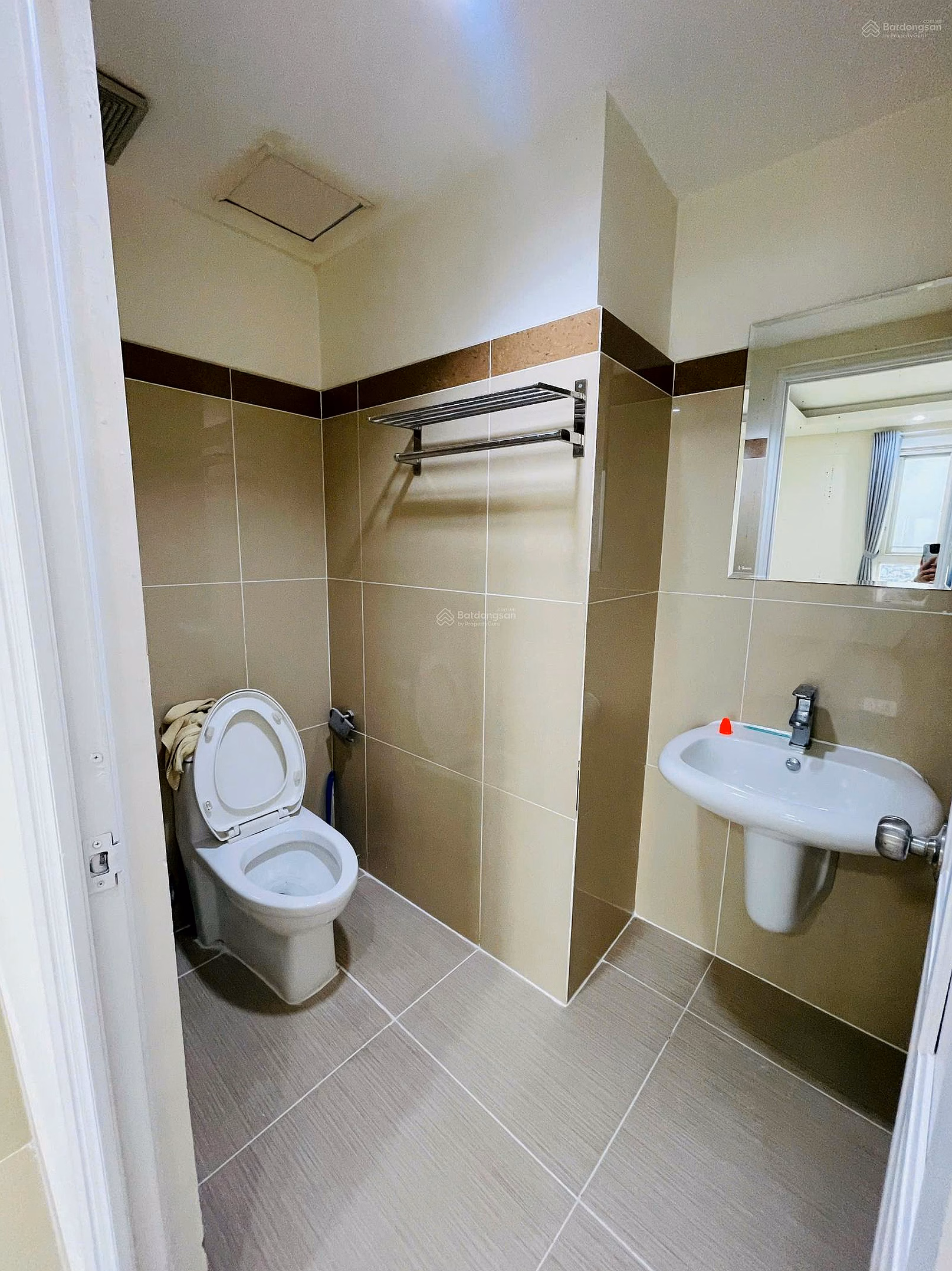 Selling corner apartment 107m2 - 2 bedrooms - 2 bathrooms with basic furniture, airy high floor C/C Era Town District 7. Price 3 billion 650