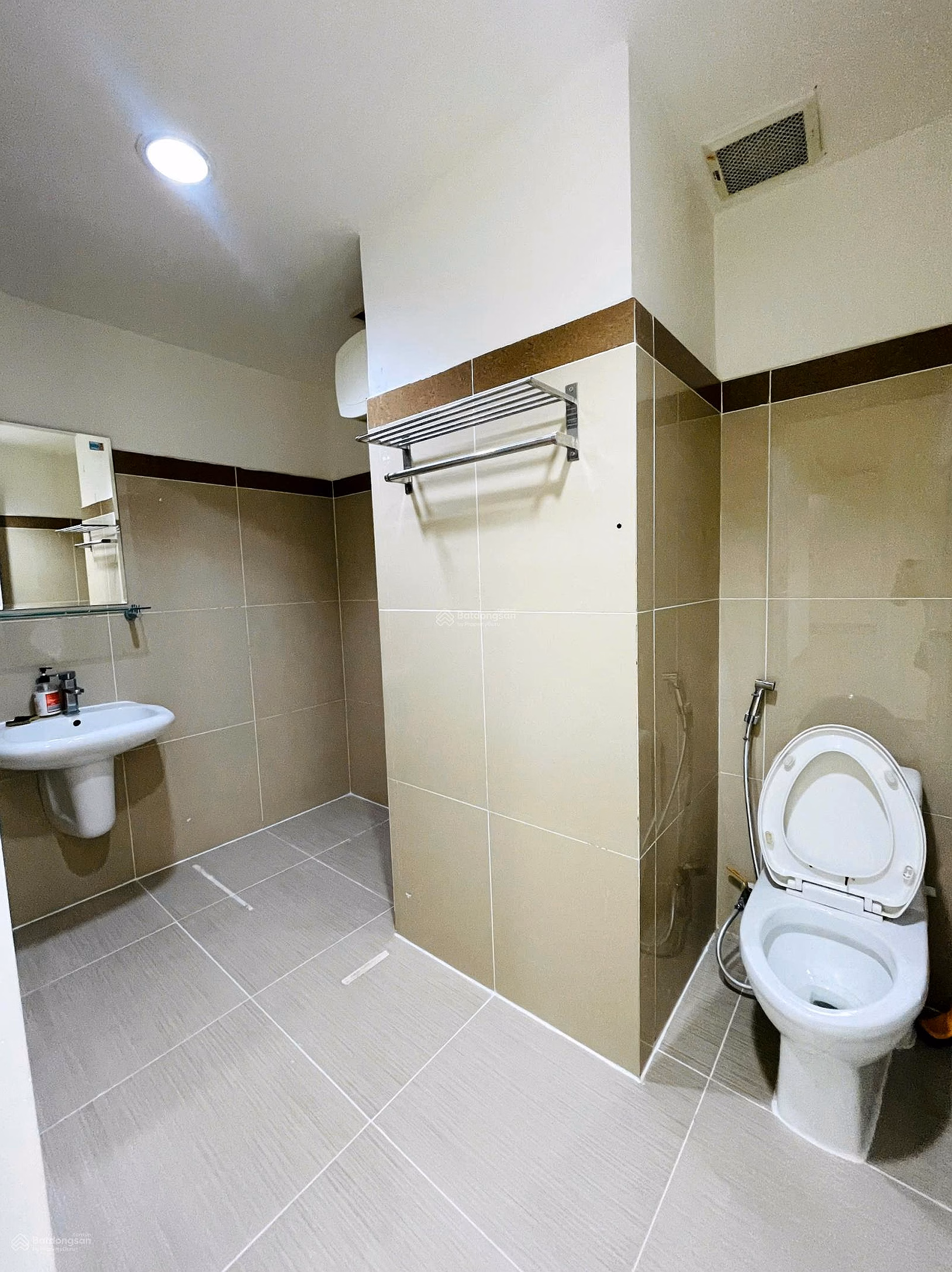 Selling corner apartment 107m2 - 2 bedrooms - 2 bathrooms with basic furniture, airy high floor C/C Era Town District 7. Price 3 billion 650