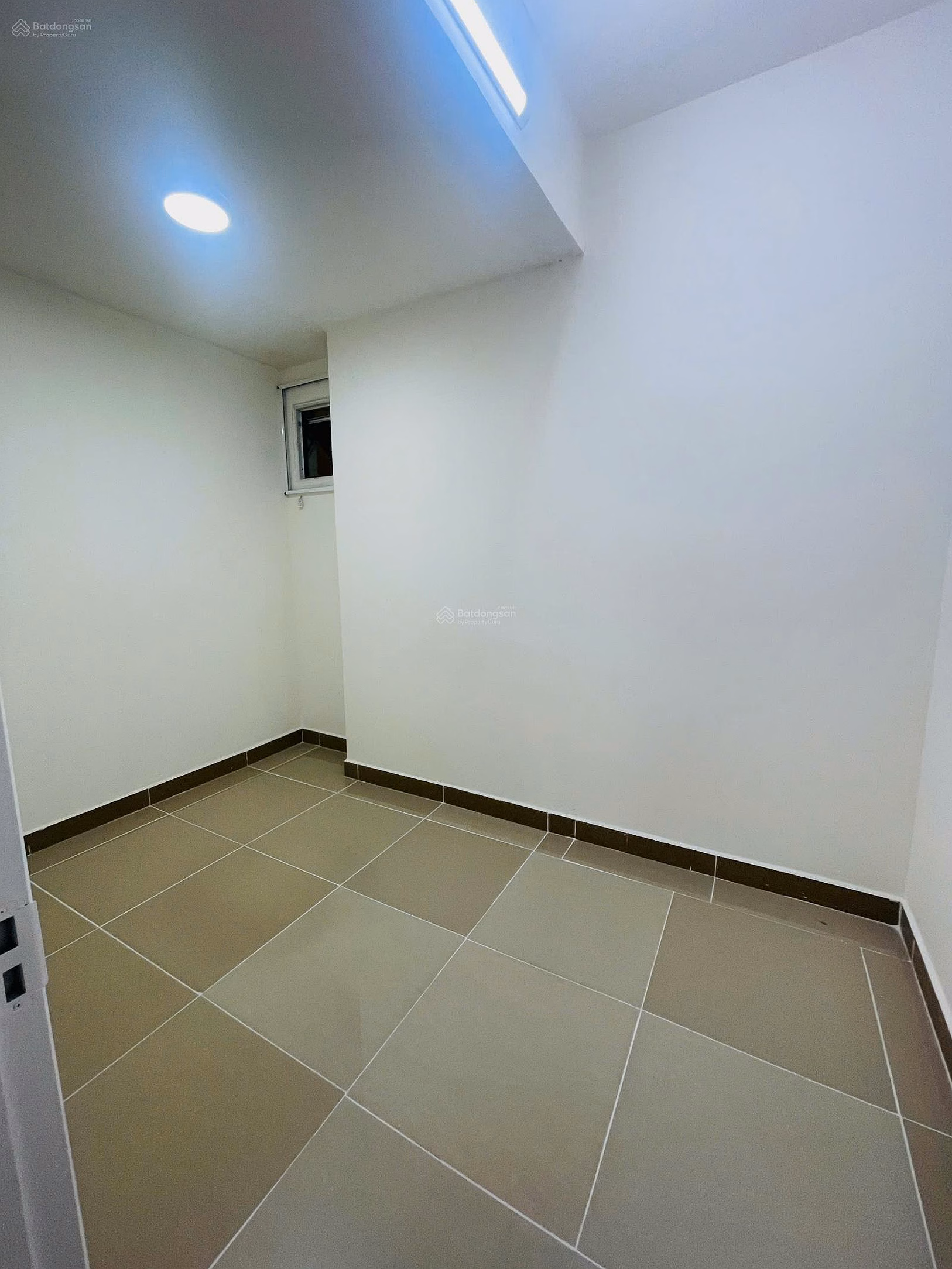 Selling corner apartment 107m2 - 2 bedrooms - 2 bathrooms with basic furniture, airy high floor C/C Era Town District 7. Price 3 billion 650