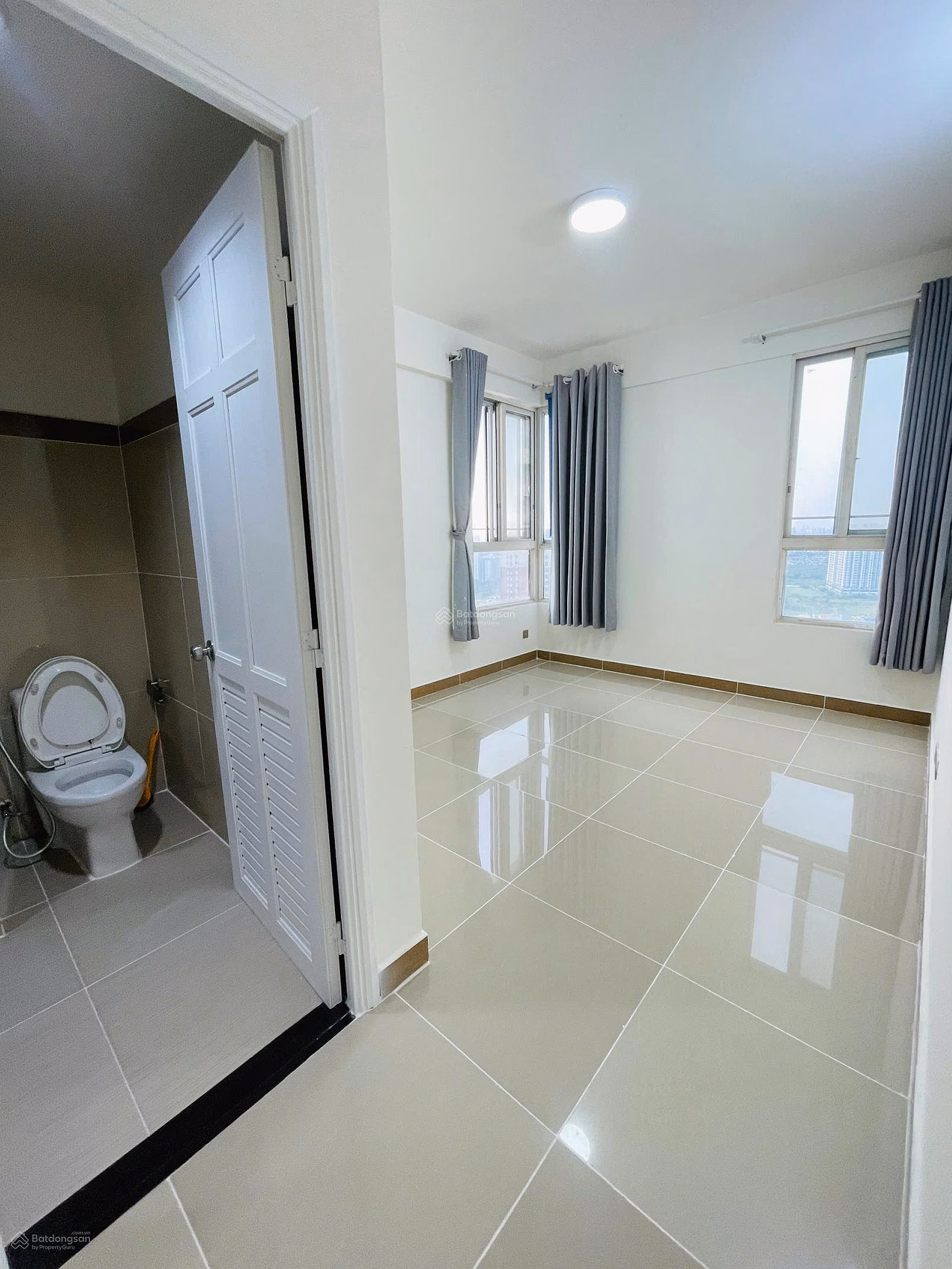 Selling corner apartment 107m2 - 2 bedrooms - 2 bathrooms with basic furniture, airy high floor C/C Era Town District 7. Price 3 billion 650