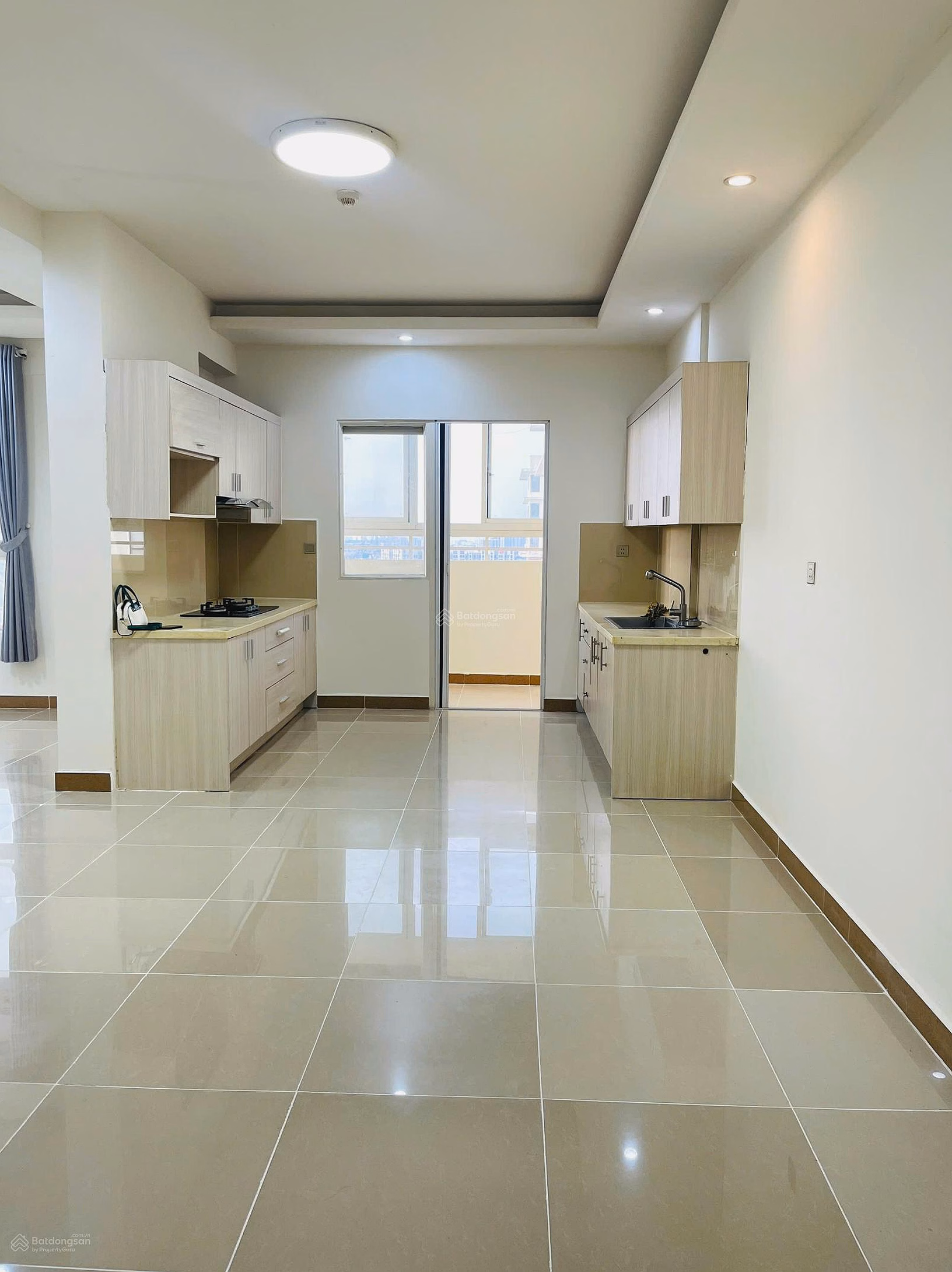 Selling corner apartment 107m2 - 2 bedrooms - 2 bathrooms with basic furniture, airy high floor C/C Era Town District 7. Price 3 billion 650